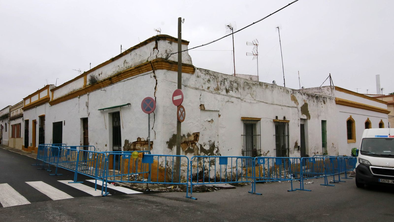 Imagen de la finca, con la grieta y los desprendimientos en primer plano.