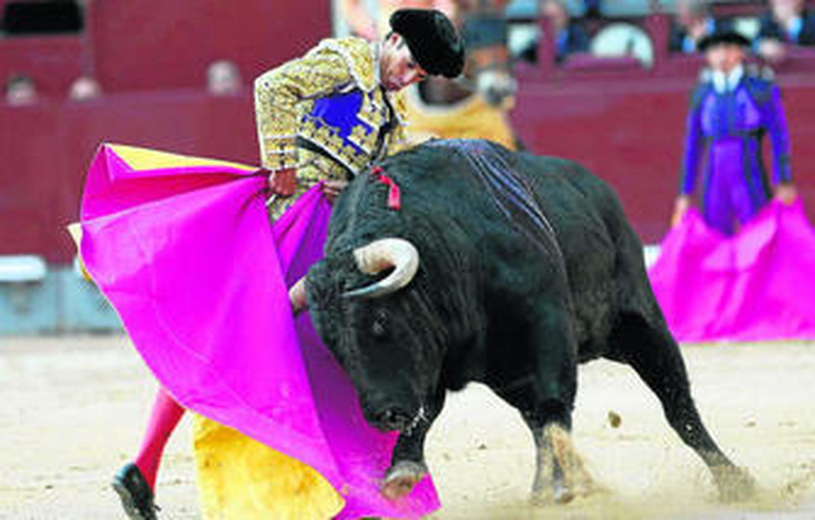 Morenito de Aranda, en una media verónica a su primer toro en la plaza de Las Ventas.