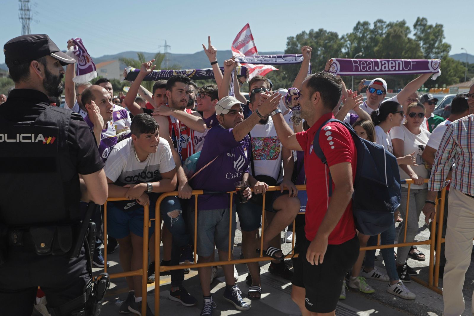 Aficionados del Real Jaén reciben a sus jugadores en el Nuevo Mirador.