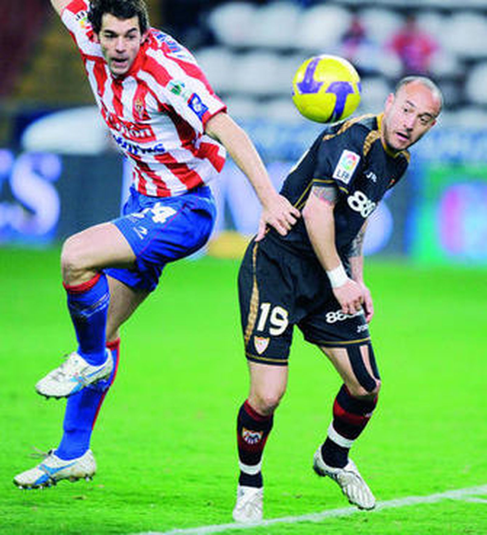 Diego Capel recibe la entrada de Sastre.