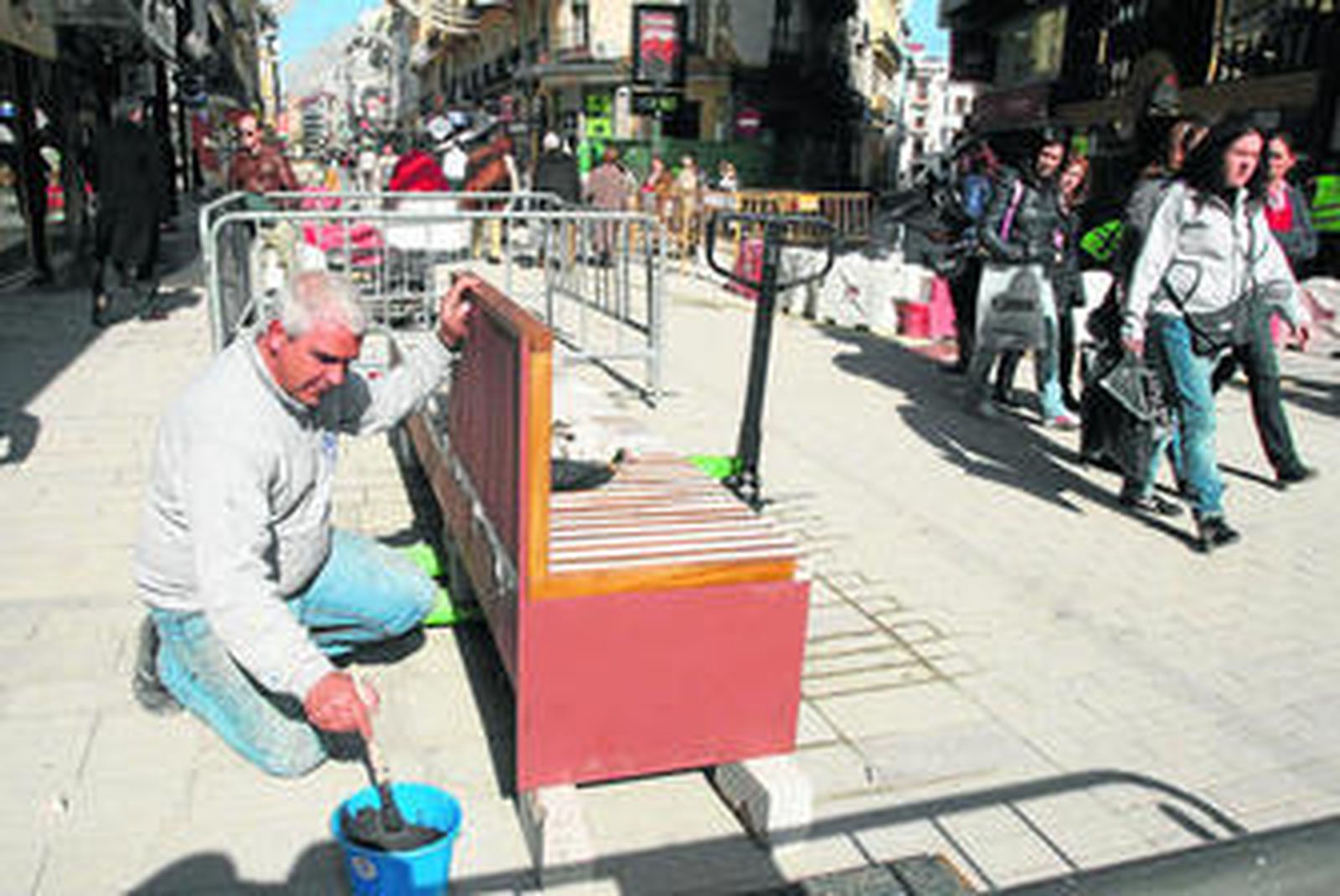 Unos operarios trabajan en la remodelación de la calle Cruz Conde.