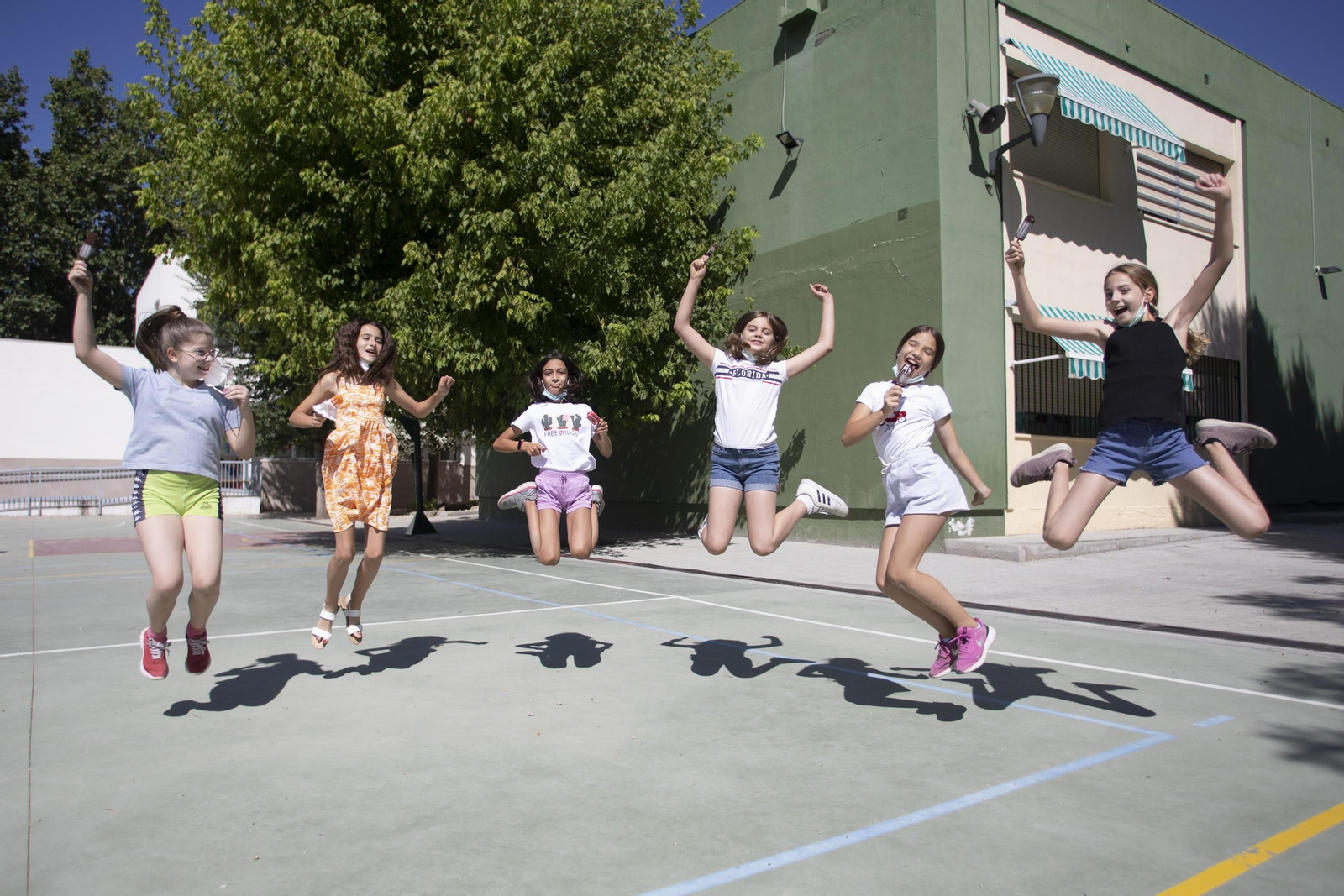 Un grupo de alumnas celebra el fin del cole en el CEIP Fuentenueva.