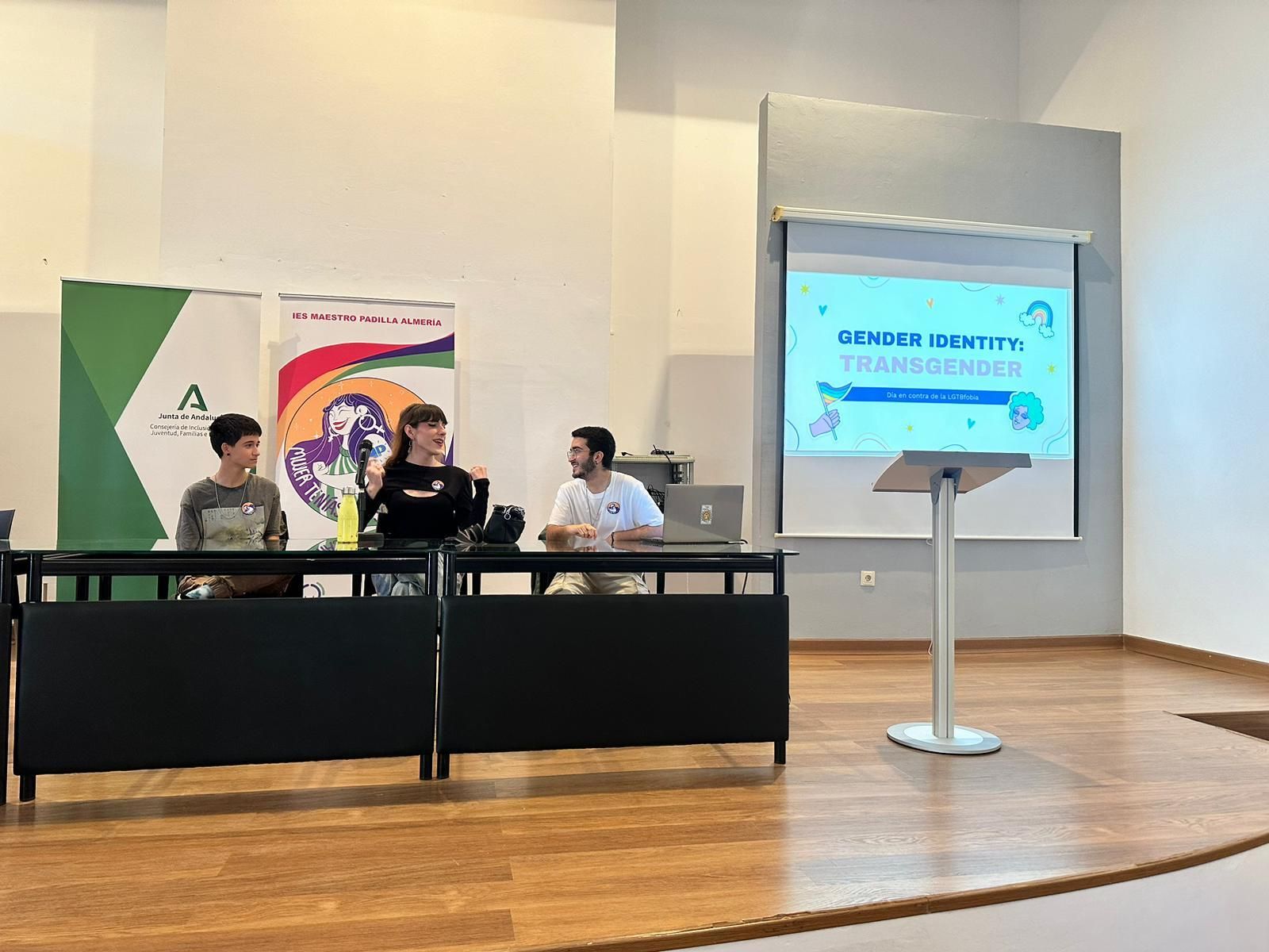 Jóvenes trans hablan del camino hacia el cambio de sexo a sus compañeros