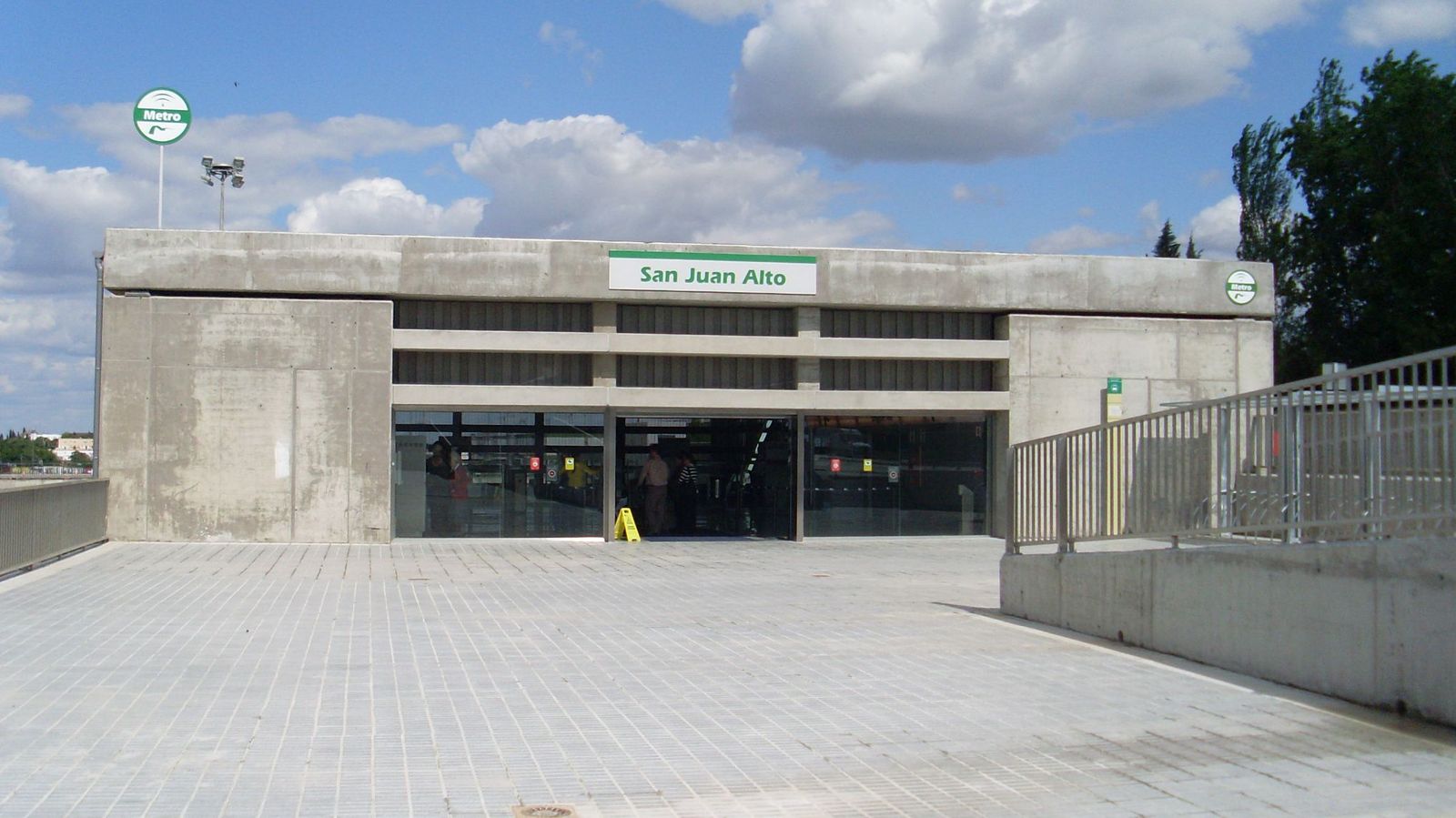 El cadáver fue hallado en la tarde de este jueves en esta zona próxima a la estación.