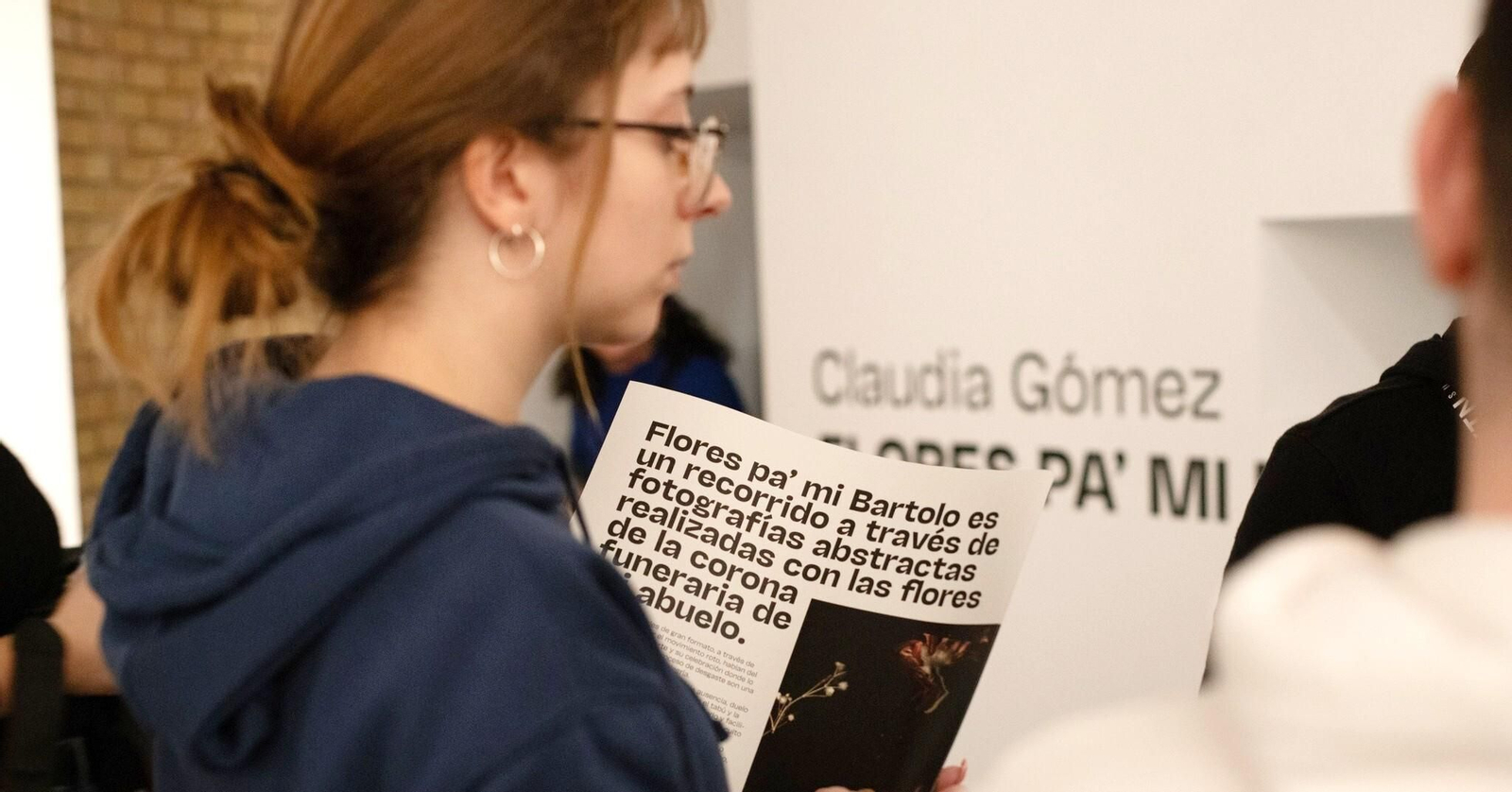 Una visitante con el dossier de la exposición en la Sala Fausto Olivares.