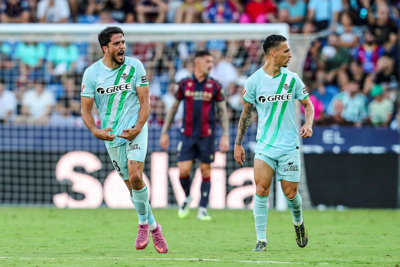 Pablo Fornals celebra su gol al Levante en el encuentro de esta temporada en el Ciutat de Valencia.