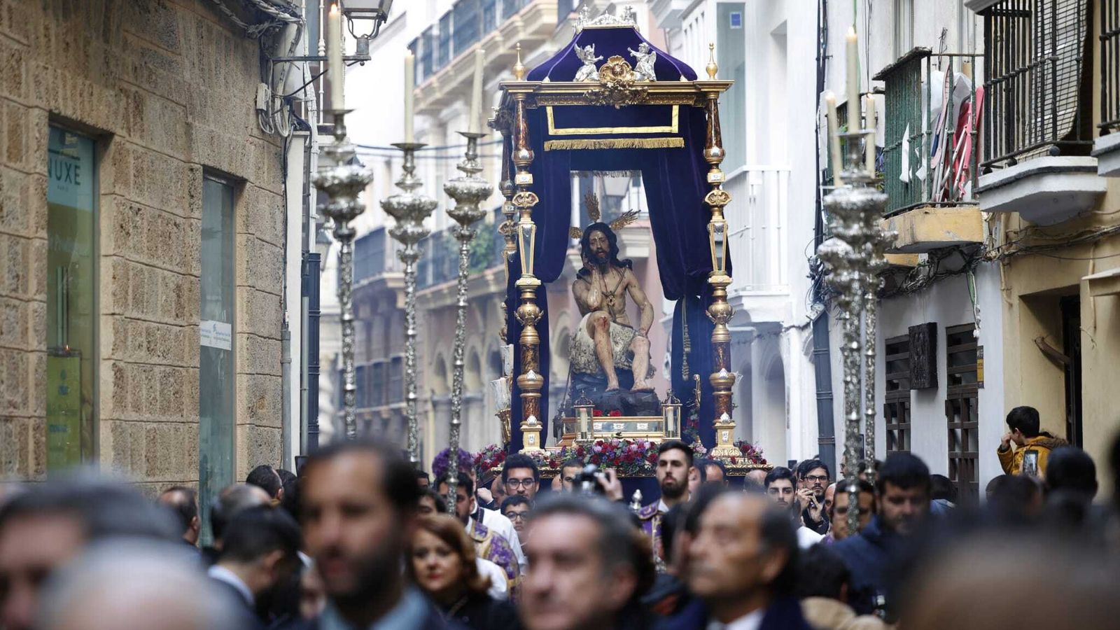 Las imágenes del vía crucis oficial de las hermandades de Cádiz de 2023