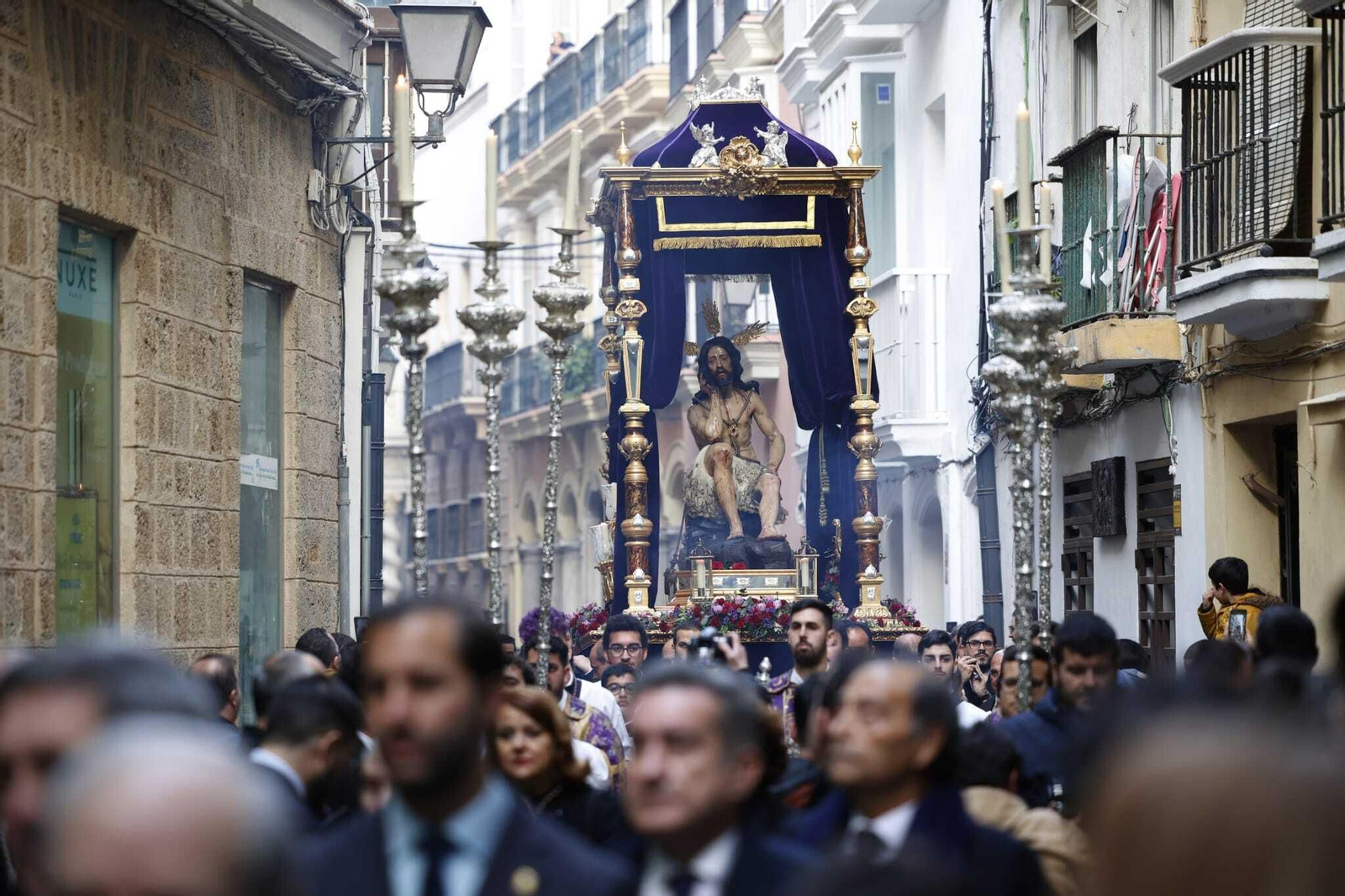 Las imágenes del vía crucis oficial de las hermandades de Cádiz de 2023