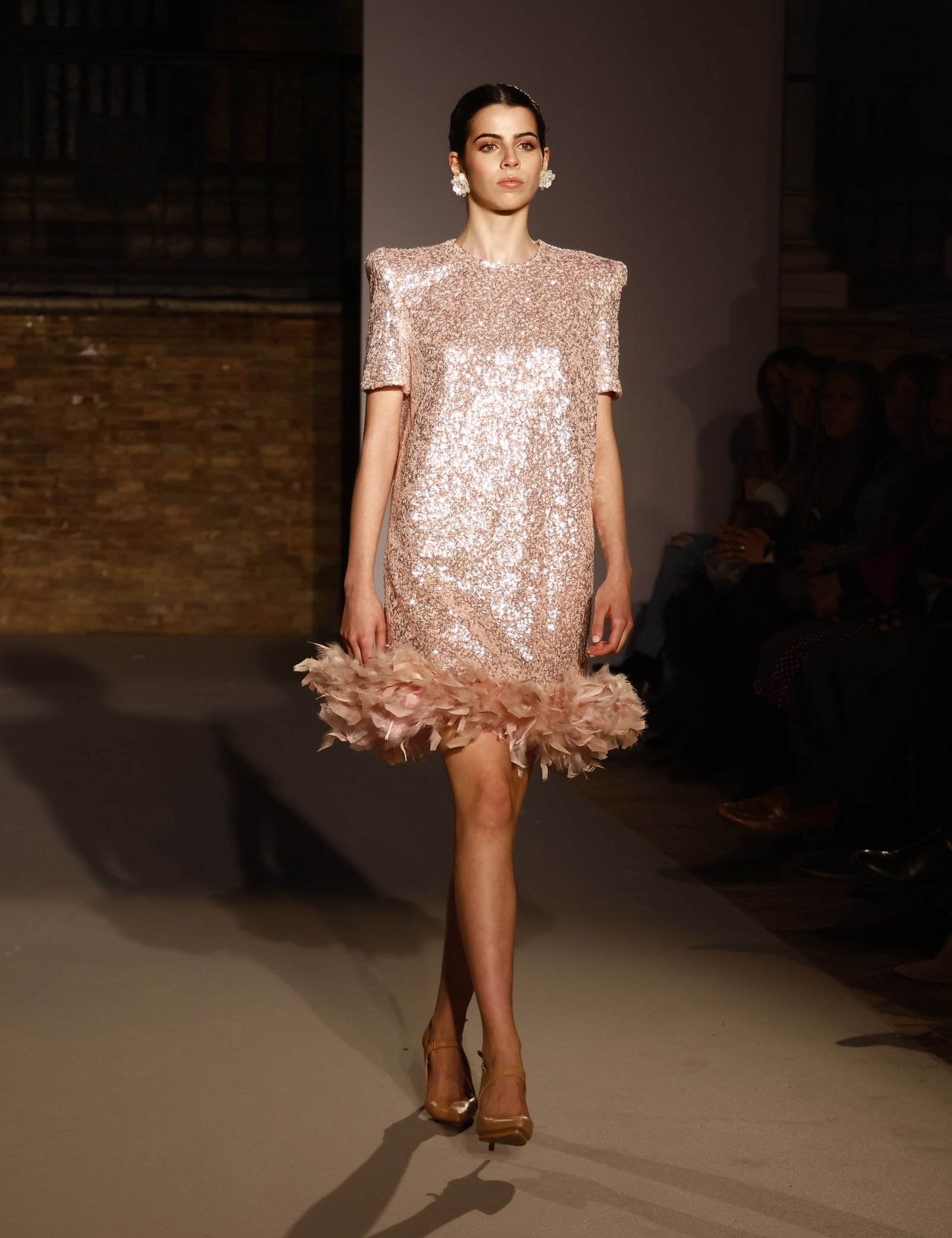 Las tendencias en vestidos de novia e invitada de la pasarela SIQ, en fotos