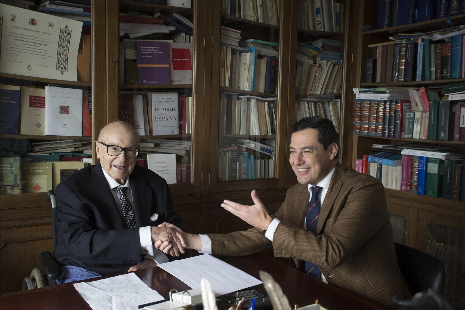 Manuel Clavero y Juan Manuel Moreno, en casa del ex ministro y catedrático