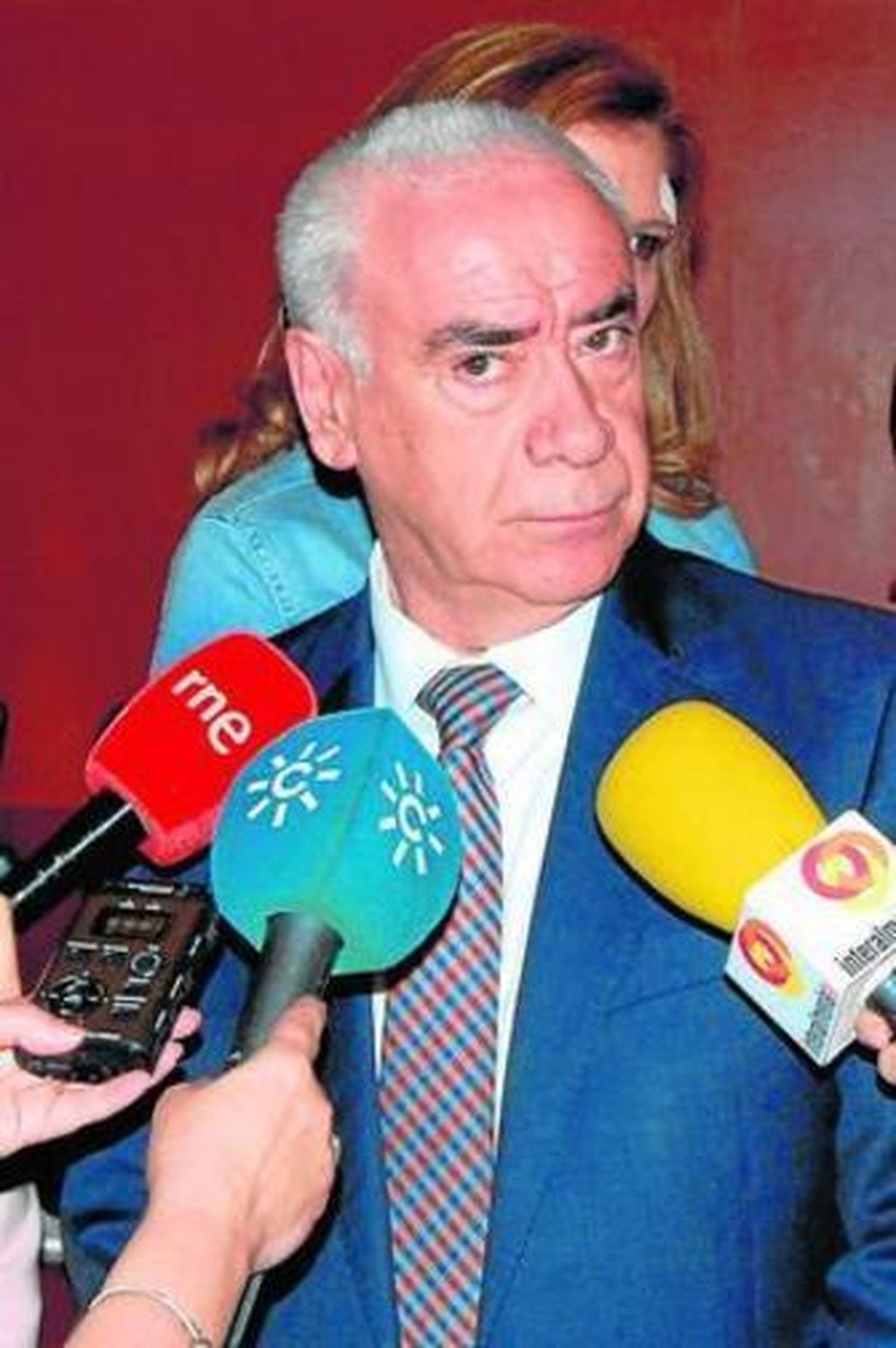 El consejero durante su comparecencia ante los medios.