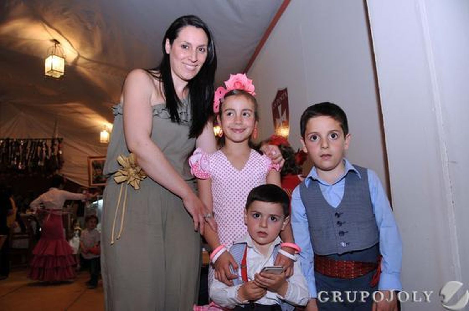 Susana Montaño, propietaria del café pub La Pinta, junto a sus dos hijos pequeños y su sobrina.

Foto: Manuel Aranda