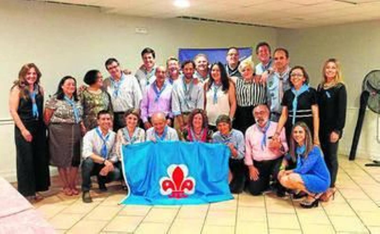 Algunos de los asistentes de la cena-gala posan con la homenajeada.