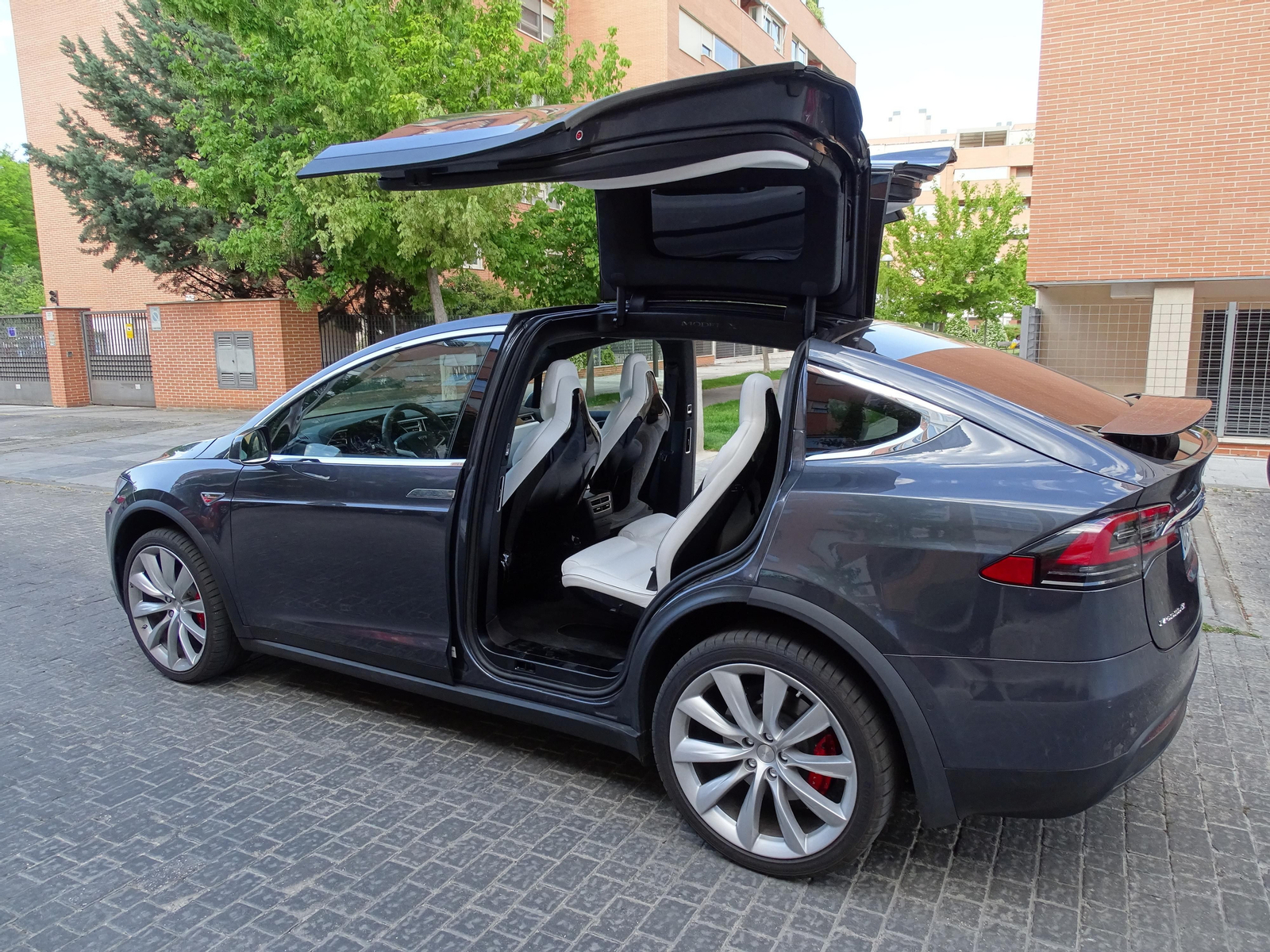 Este Tesla Model X es un SUV de tres filas de asientos y siete plazas.