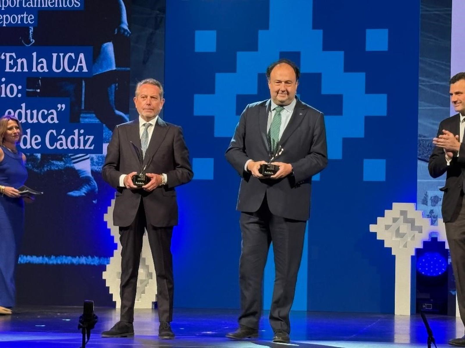 Francisco Coro  y Casimiro Mantell recogiendo los galardones.