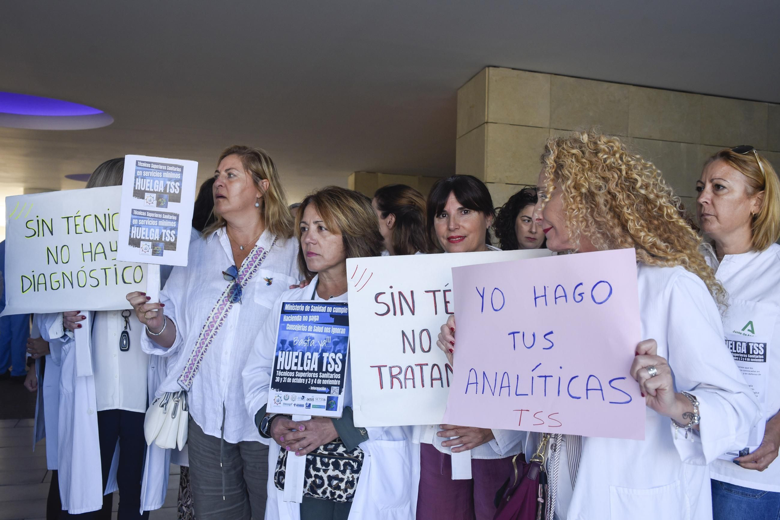 Las fotos de la concentración de los Técnicos Superiores Sanitarios en el Hospital de La Línea