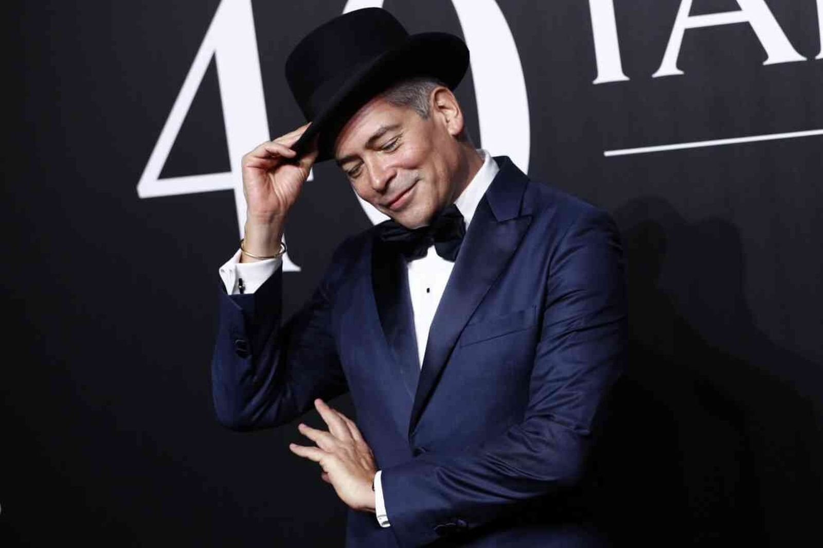 Boris Izaguirre, impecable, con esmoquin azul y chistera.