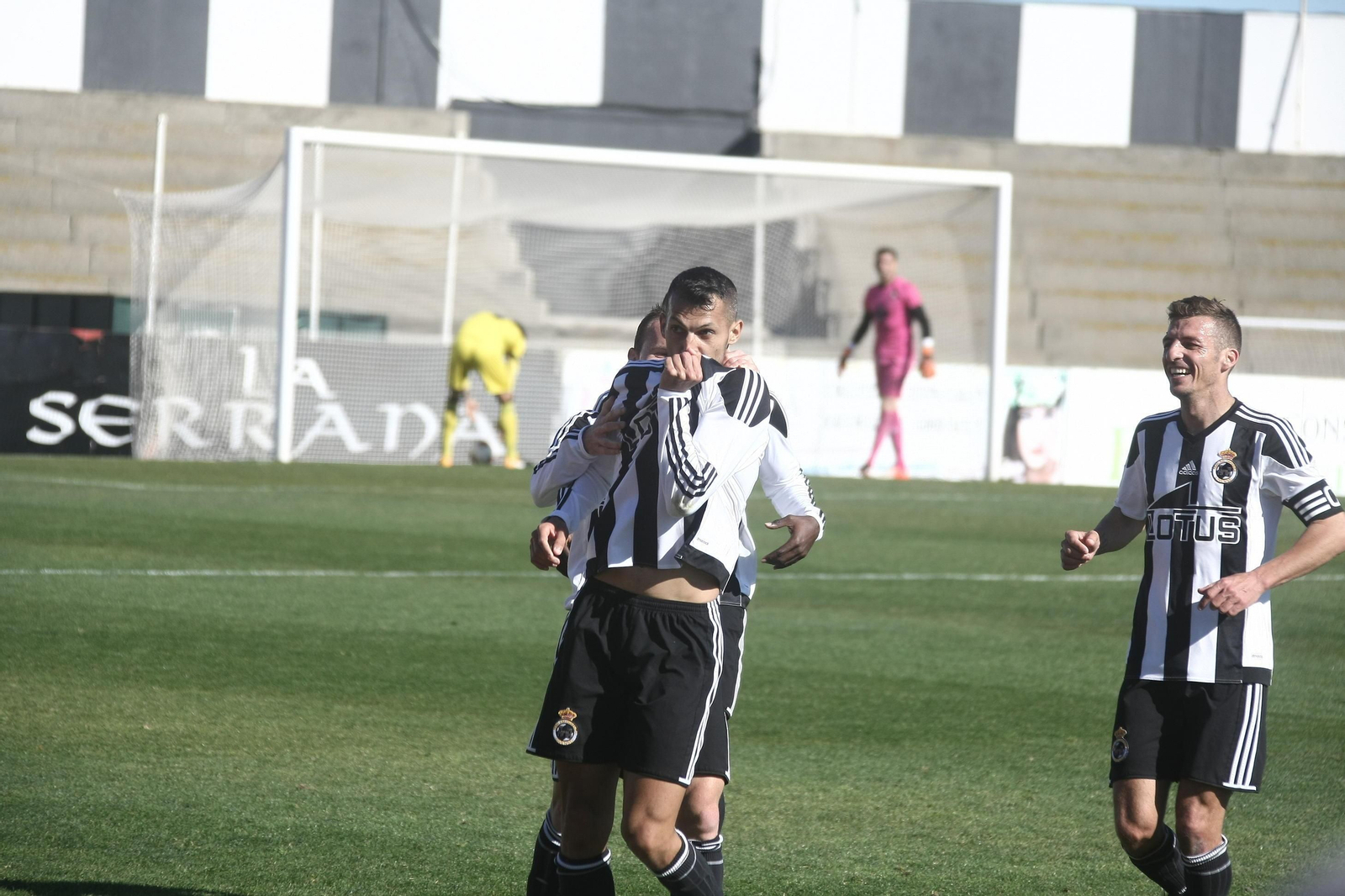 Stoichkov se besa el escudo de la Balona tras el golazo que marcó por la escuadra.