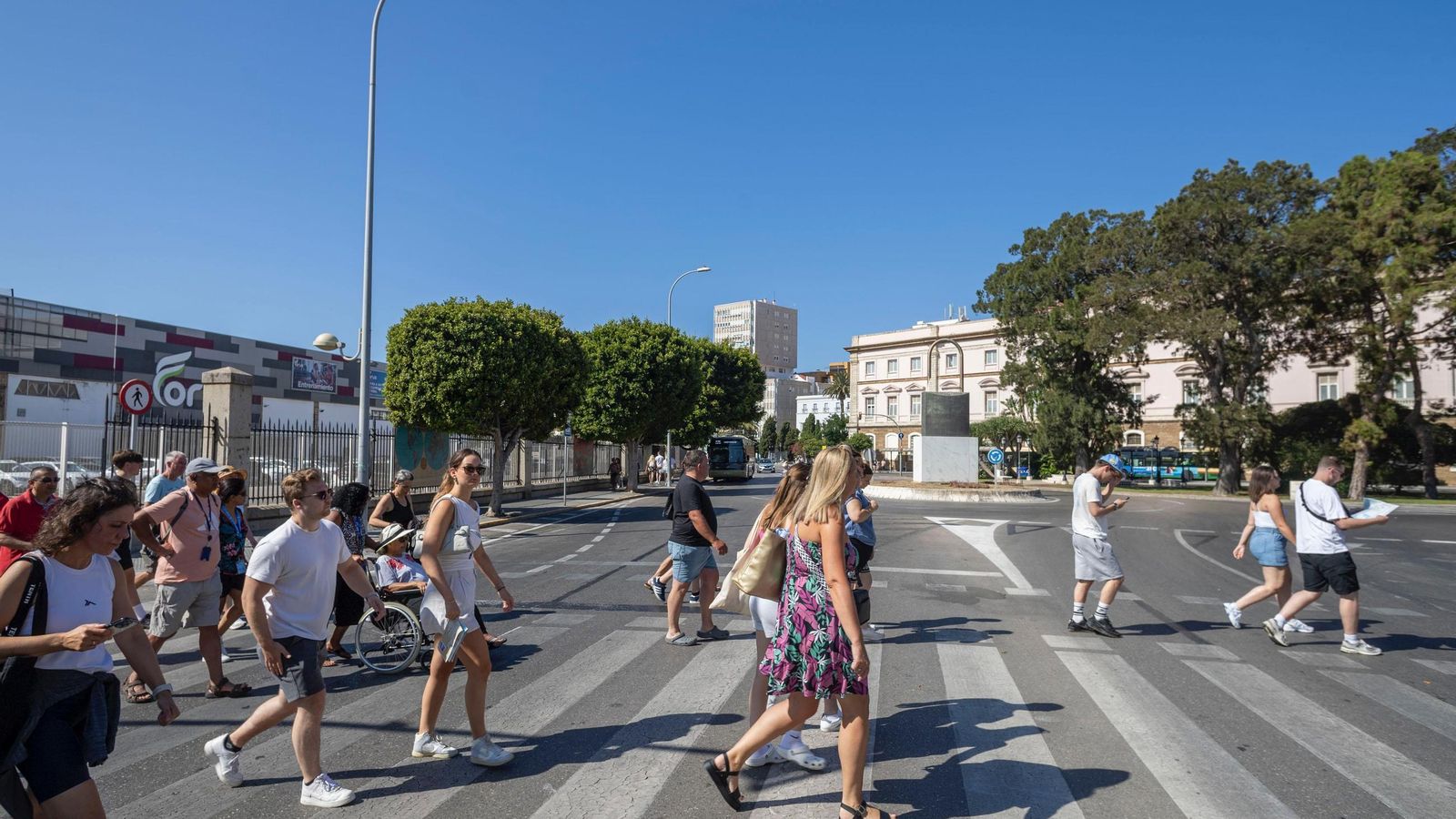 Las zonas más cercanas al Muelle de Cádiz se llenan de turistas y los comercios del entorno de San Juan de Dios recogen los resultados
