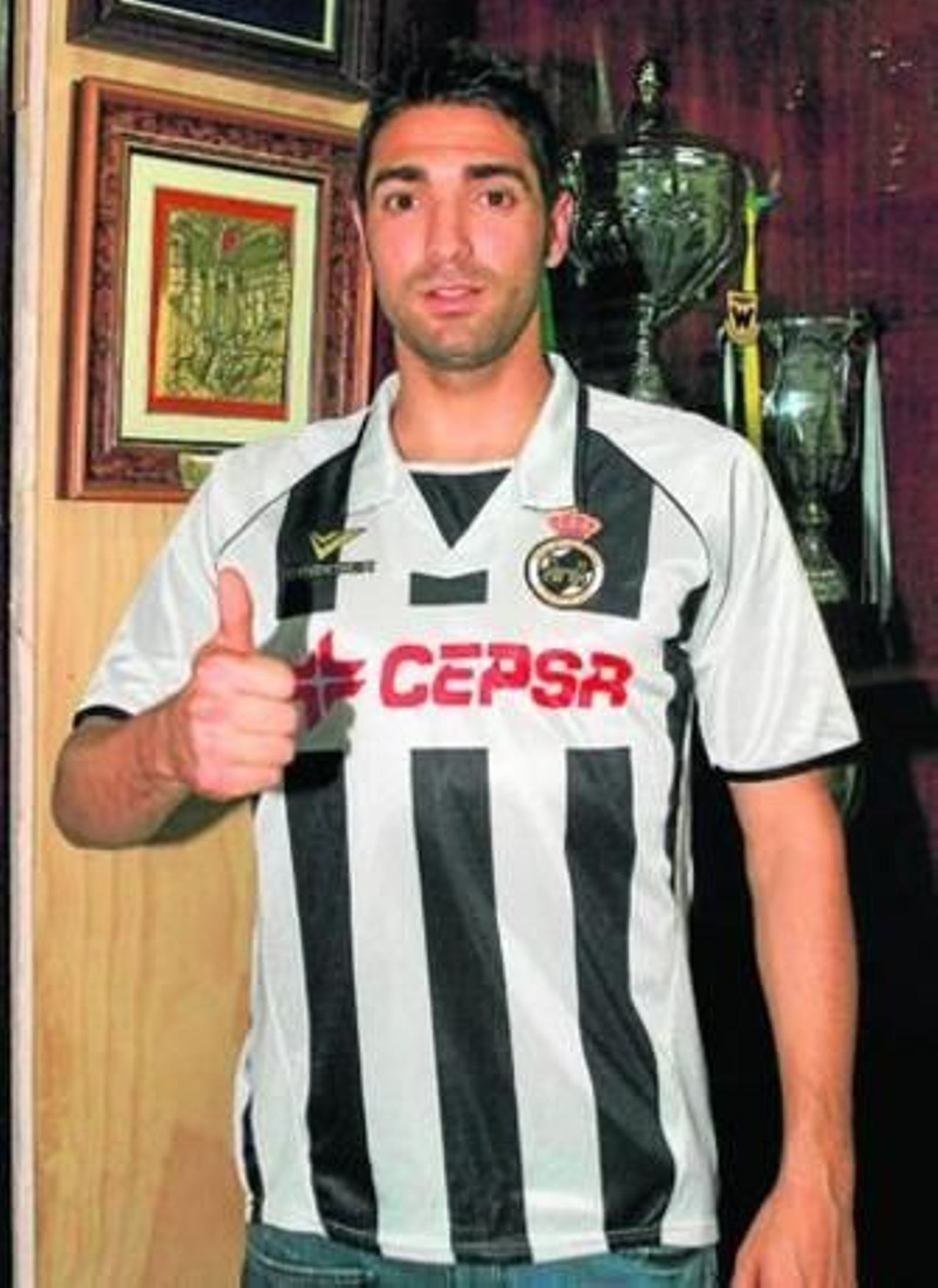 Olmo, con la camisola de la Balona, ayer tras estampar su firma en el contrato con los albinegros.
