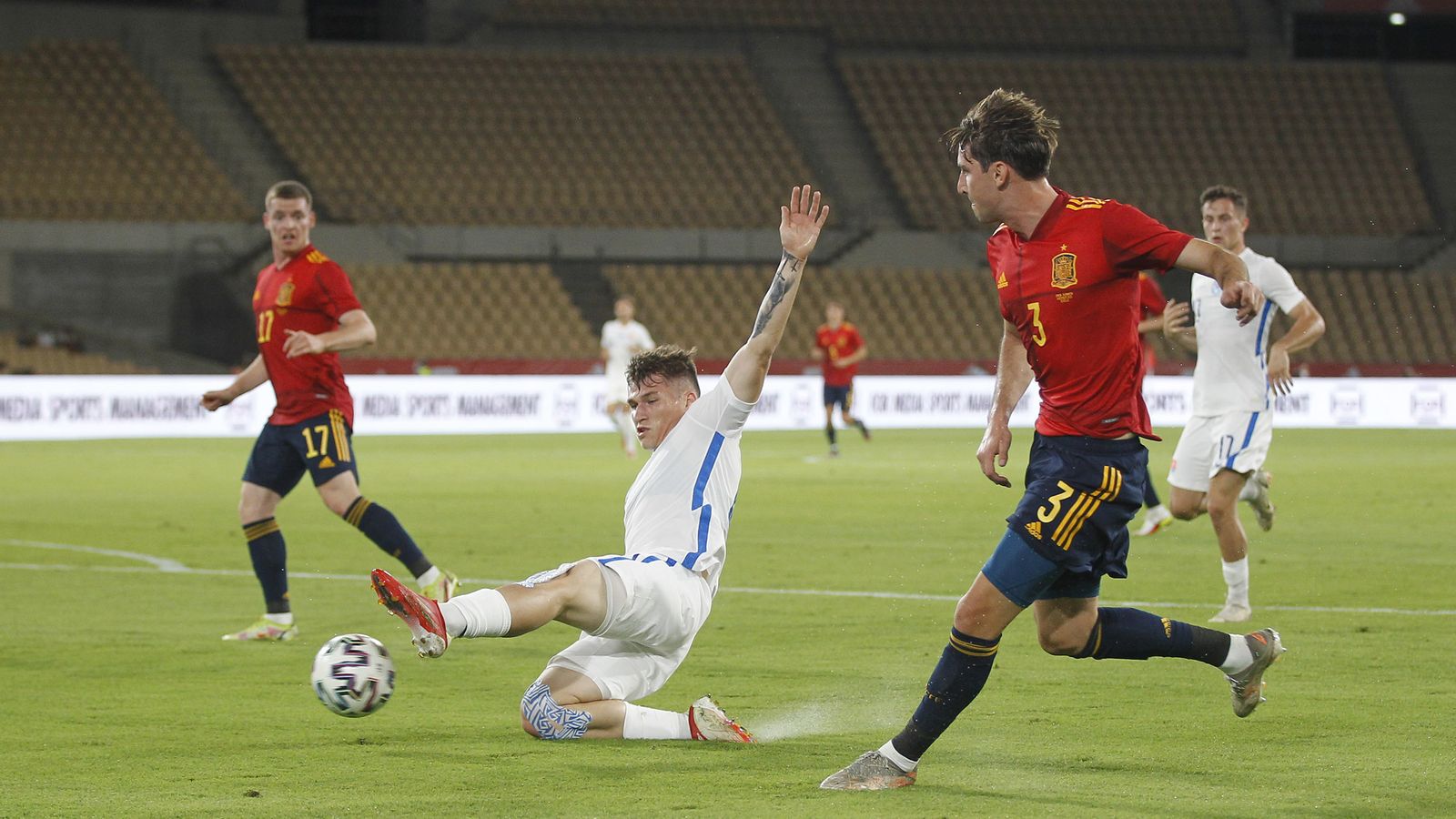 Miranda intenta un pase hacia Sergio Gómez.