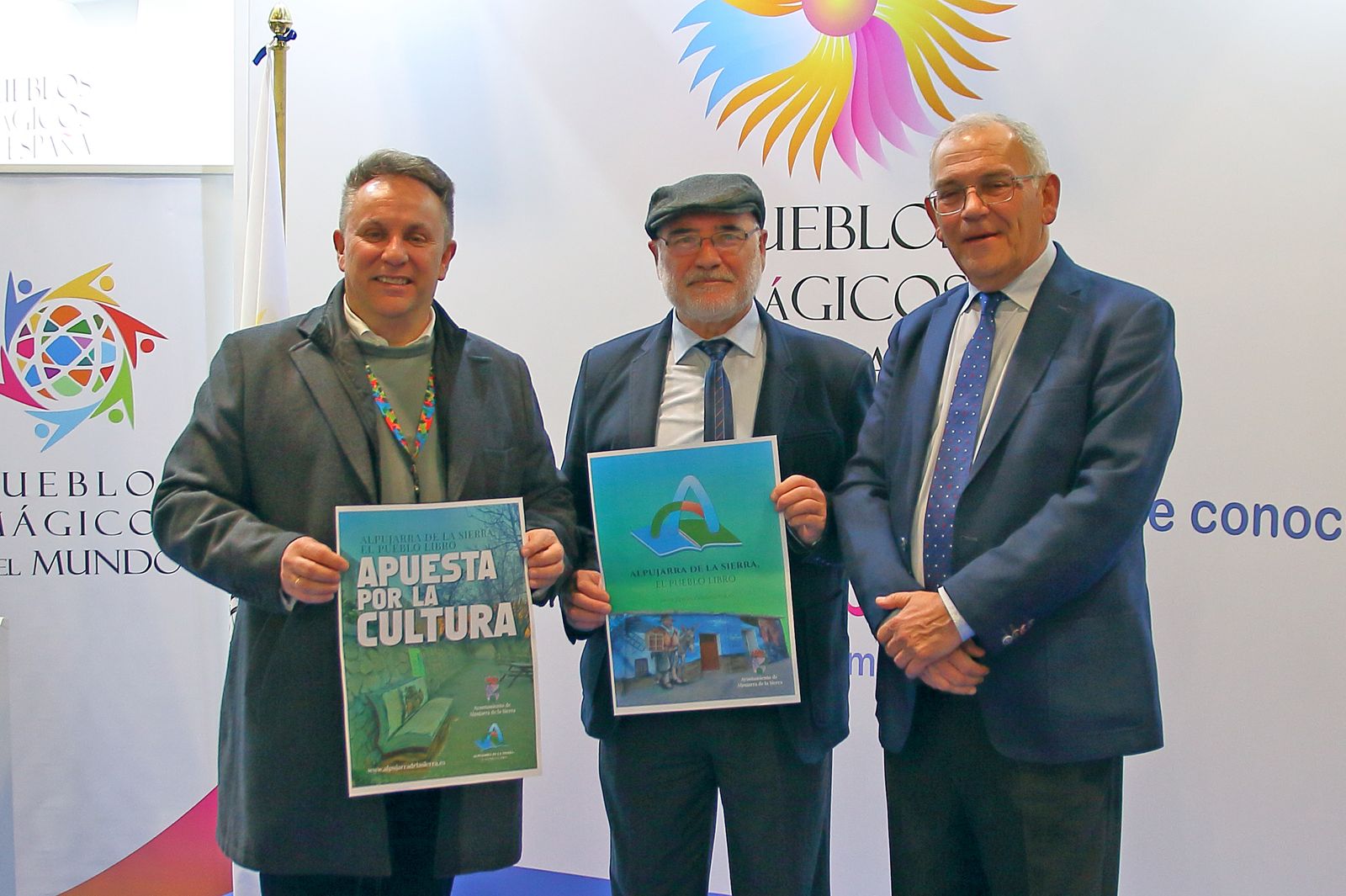 Enrique Medina, José Antonio Gómez y Francisco J. Martín, en la presentación de 'El Pueblo Libro' en el stand de Pueblos Mágicos en Fitur