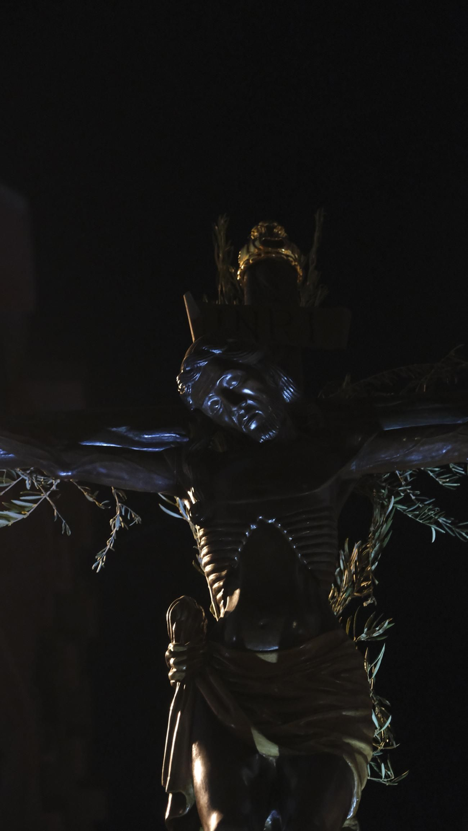 Procesión del Vía Crucis-Cristo de la Escucha en Almería, en imágenes