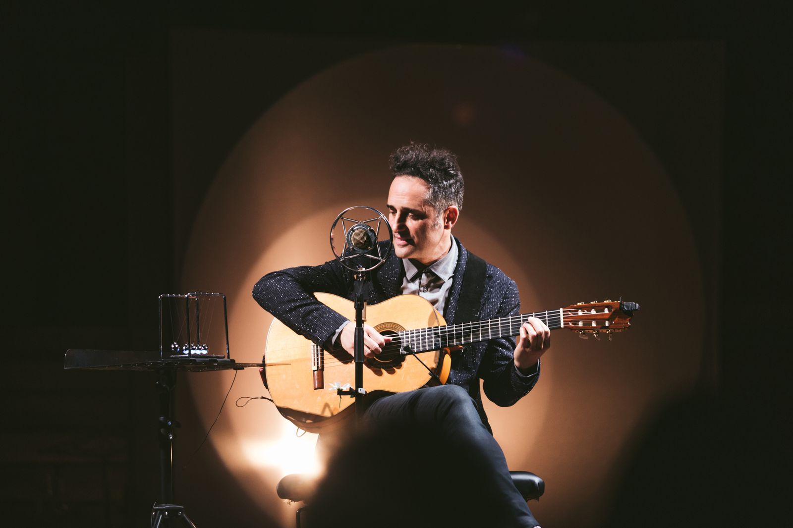 Jorge Drexler (Montevideo, 1964) en una fotografía de promoción, guitarra en mano.