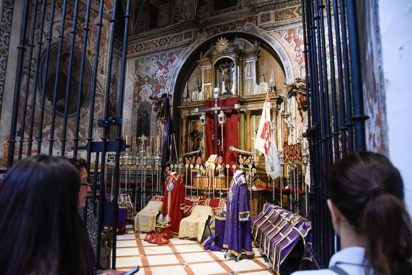 El altar de insignias de la Hermandad de la Cena.