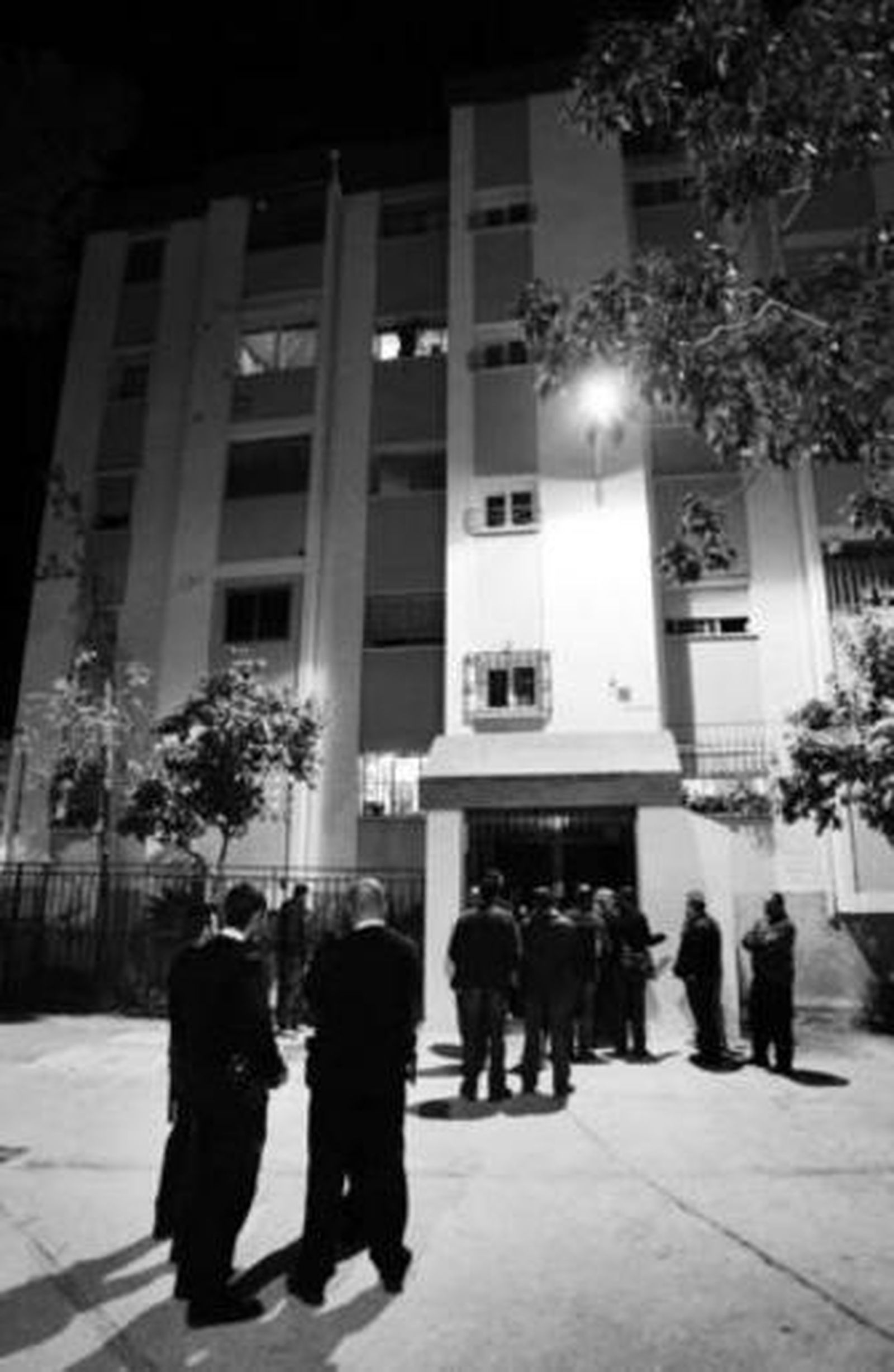 Policías y vecinos poco después del accidente.