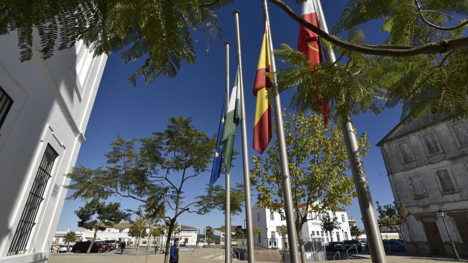 Banderas a media asta en el Ayuntamiento de San Roque.