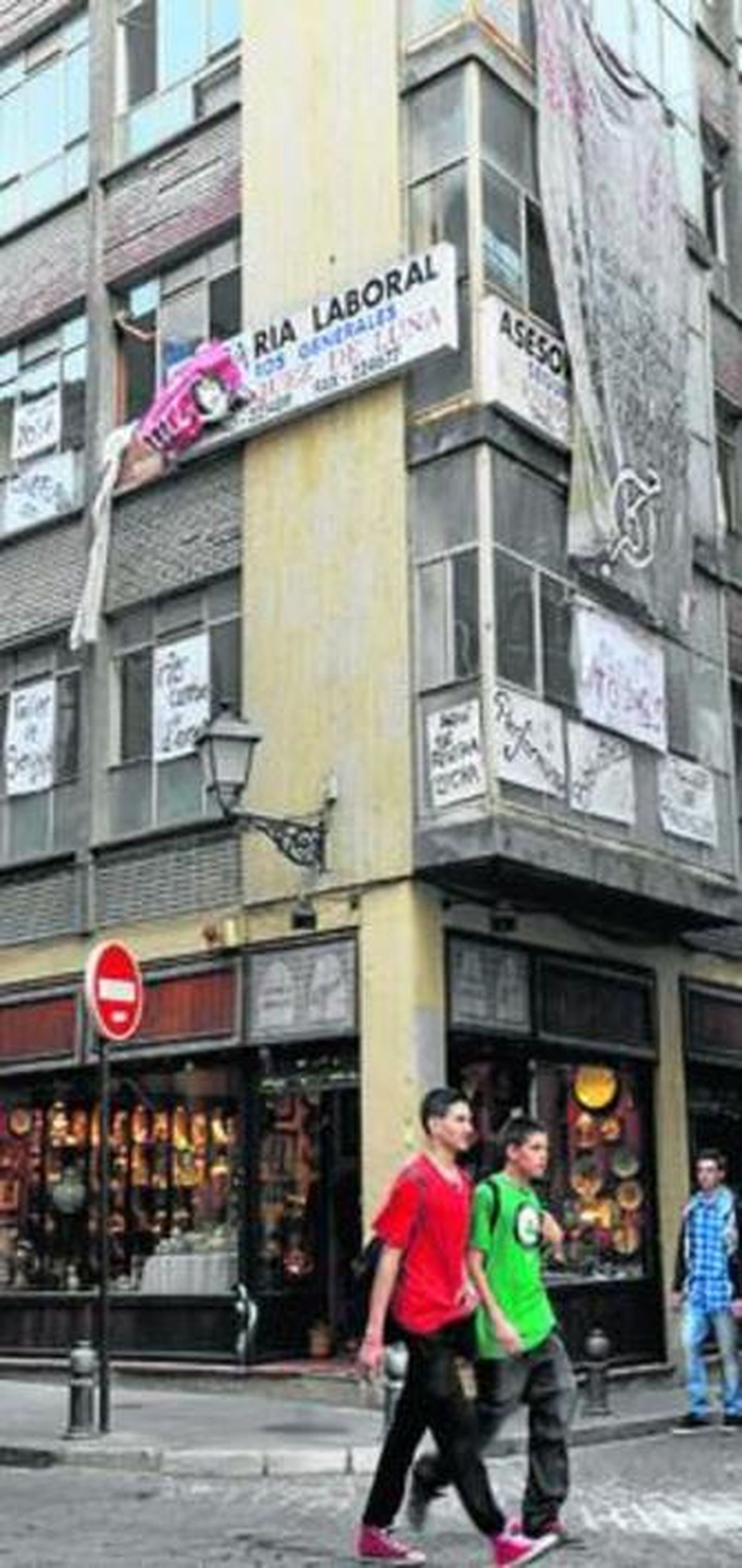 Fachada principal del edificio 'okupado' de la calle Joaquín Costa.