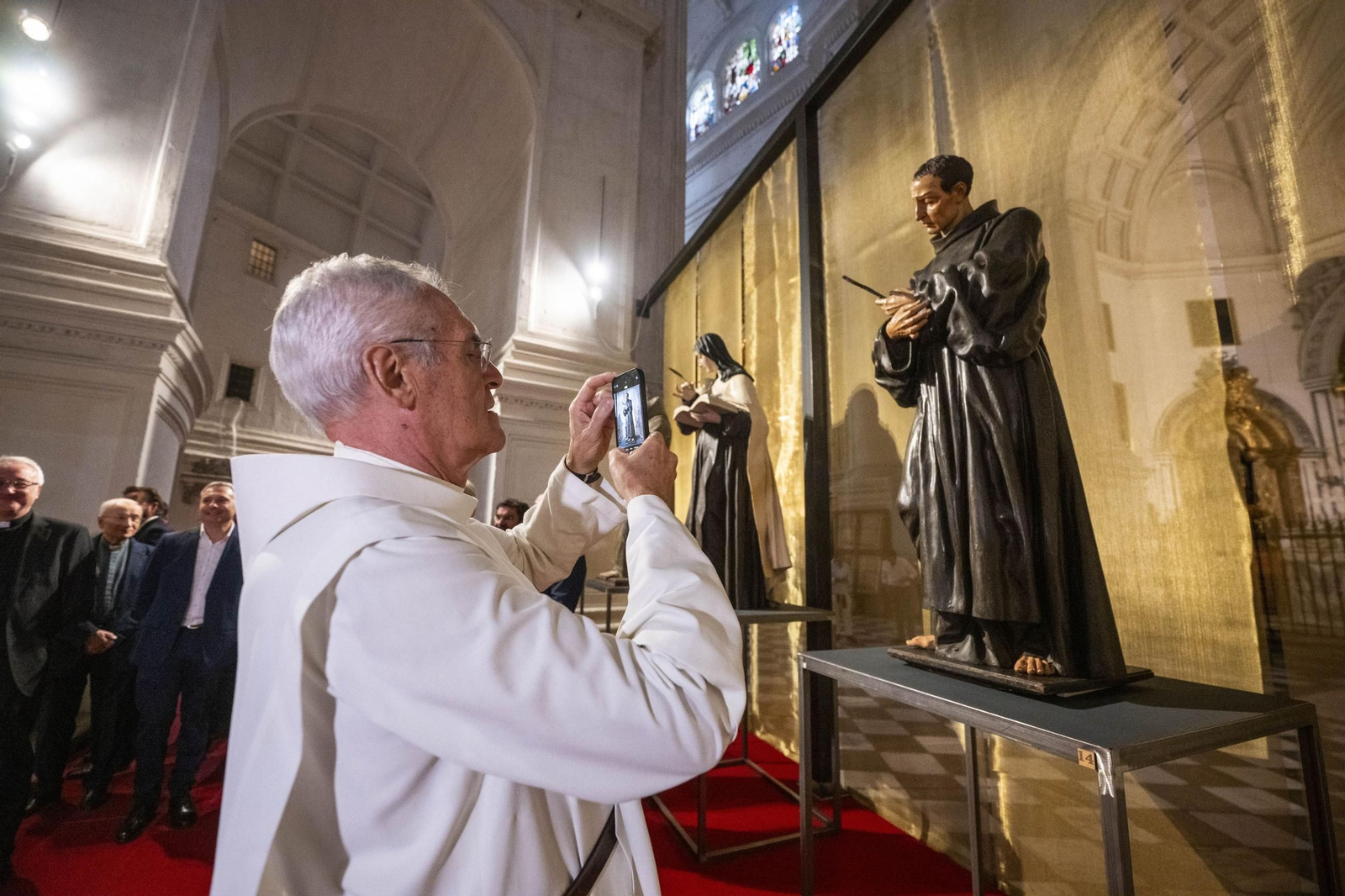 La inauguración de la exposición 'José Mora. El barroco espiritual' en Granada ha tenido lugar este viernes por la mañana.