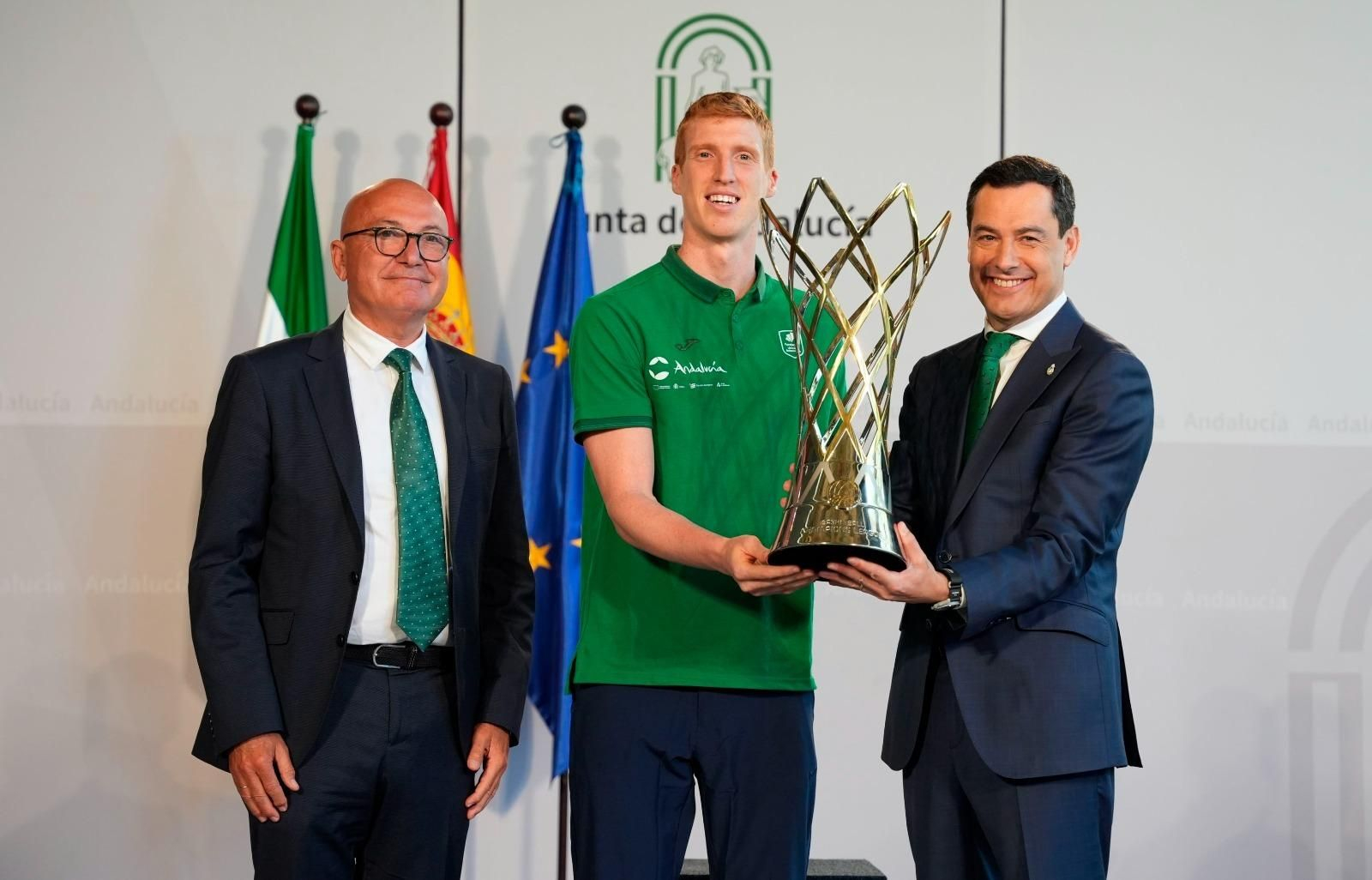 La recepción de Juanma Moreno al Unicaja en San Telmo, en fotos