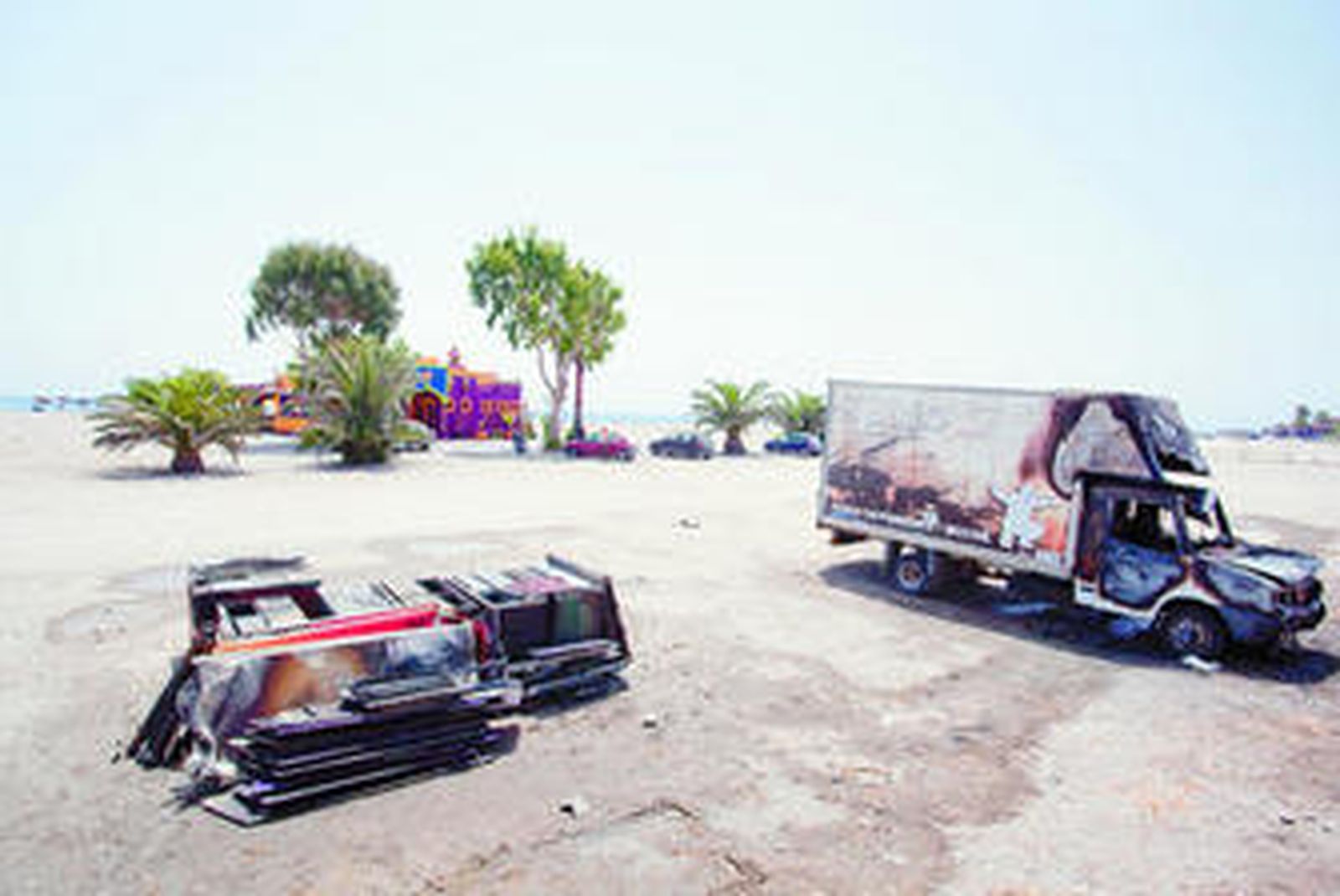 El fuego tuvo lugar en el camión que estaba aparcado en la puerta del local.