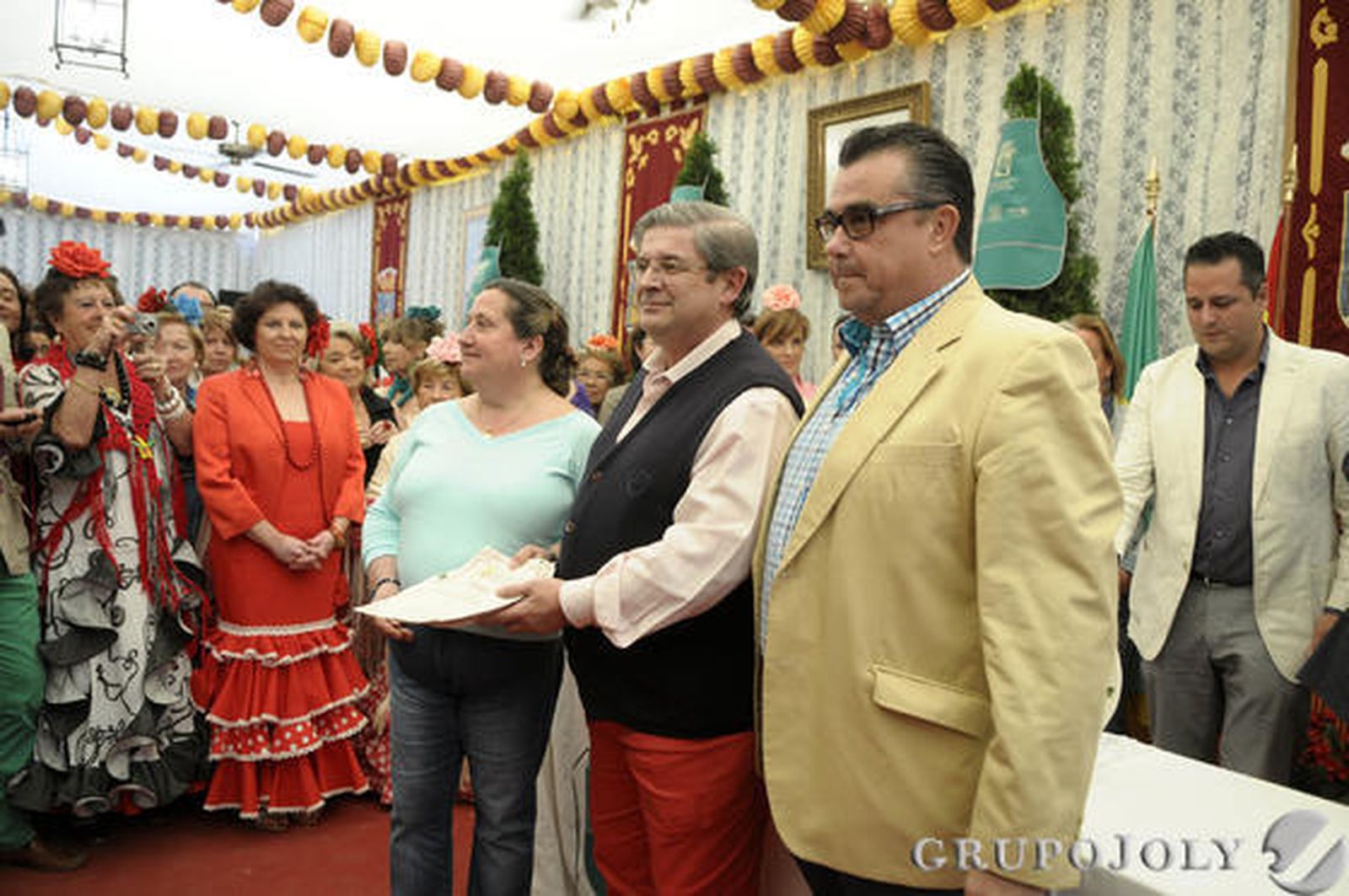 Entrega de los premios del concurso de los patios, ayer en la Caseta Municipal. Los galardonados recibieron un plato de cerámica y los tradicionales delantales.

Foto: Diario de Cádiz