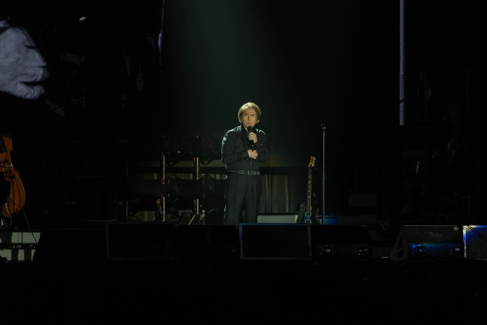 Así se disfruta en Jaén del concierto de Raphael, "Raphaelísimo"