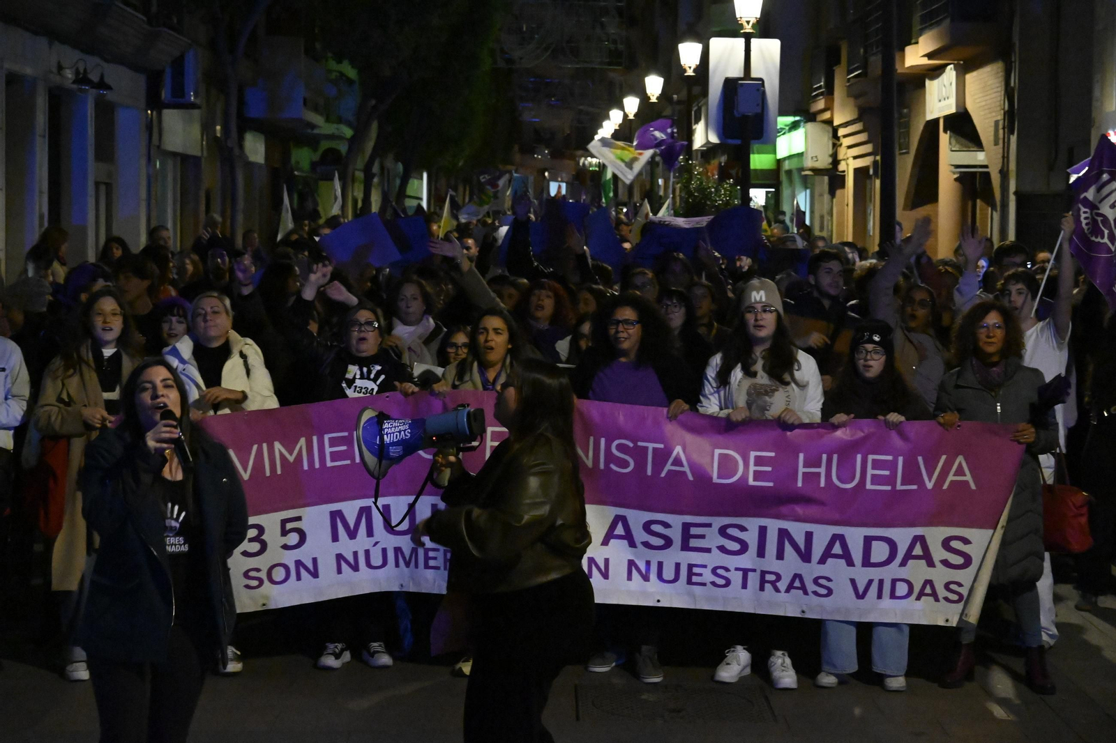 Imágenes de la manifestación con motivo del 25N en Huelva