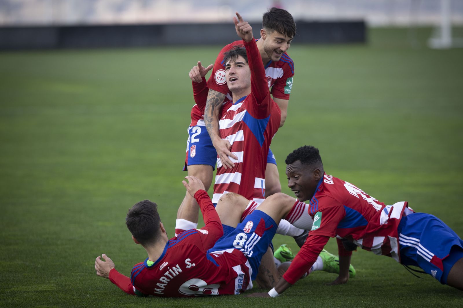 Julito celebra un tanto junto a sus compañeros.