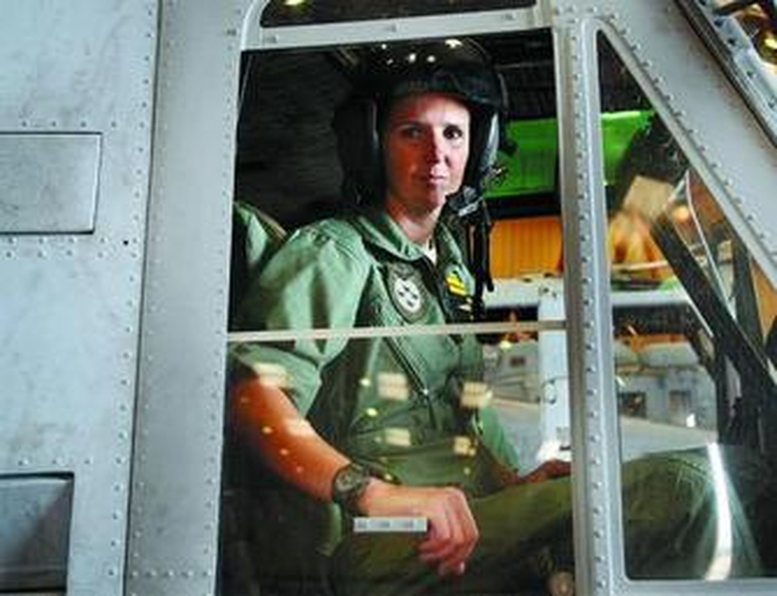 La teniente Eva María Ara en uno de los helicópteros de su escuadrilla, en la Base de Rota.