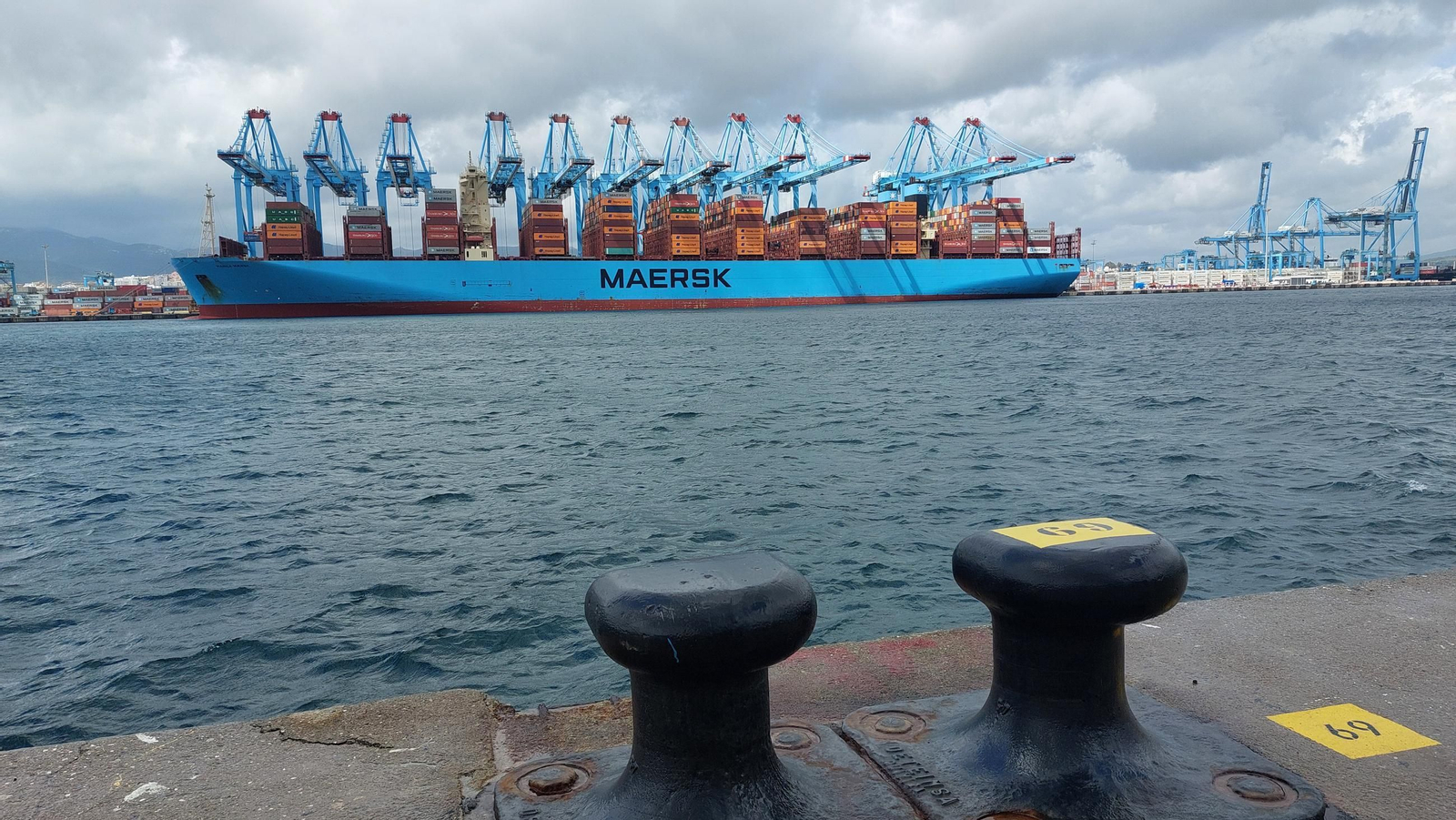 El 'Manila Maersk', en la terminal de APM Algeciras. El 'Manila Maersk', en la terminal de APM Algeciras.