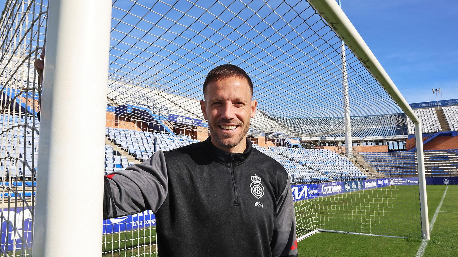 Javi Castellano, sonriente en una de las porterías del Nuevo Colombino.