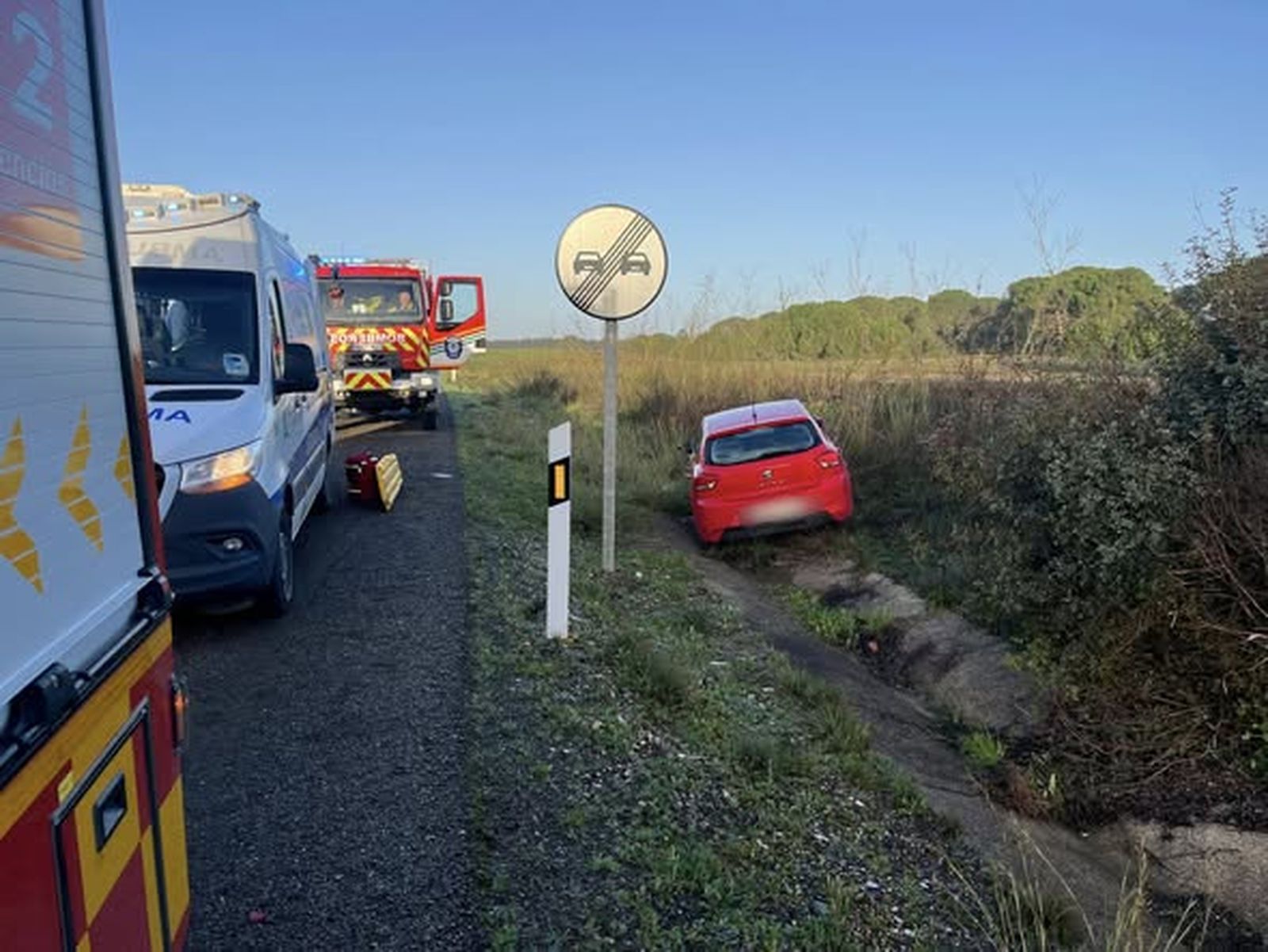 El vehículo salido de la vía en Almonte.