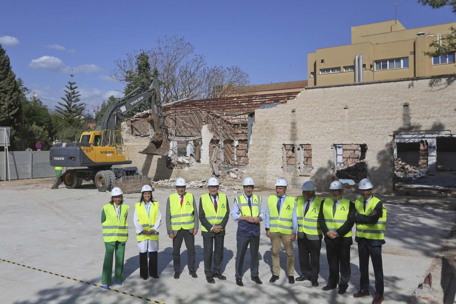 Autoridades en abril de 2022, ya bajo la gestión del PP, cuando se inició la demolición de edificios contiguos al Civil. Dos años y medio después, no se ha puesto ni un ladrillo. Autoridades en abril de 2022, ya bajo la gestión del PP, cuando se inició la demolición de edificios contiguos al Civil. Dos años y medio después, no se ha puesto ni un ladrillo.