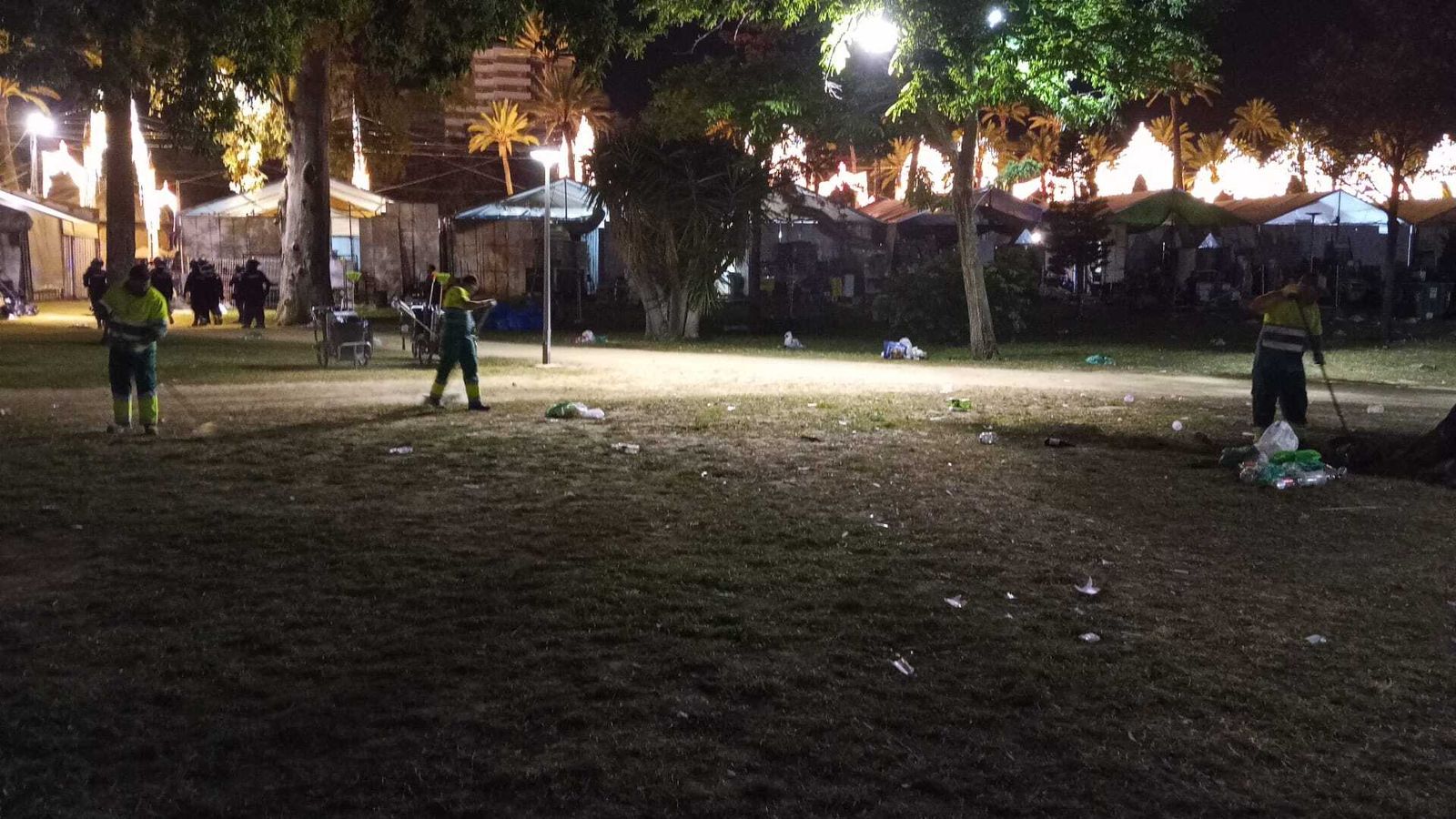 El operativo de limpieza del botellódromo de la Feria de Jerez trabajando de madrugada.