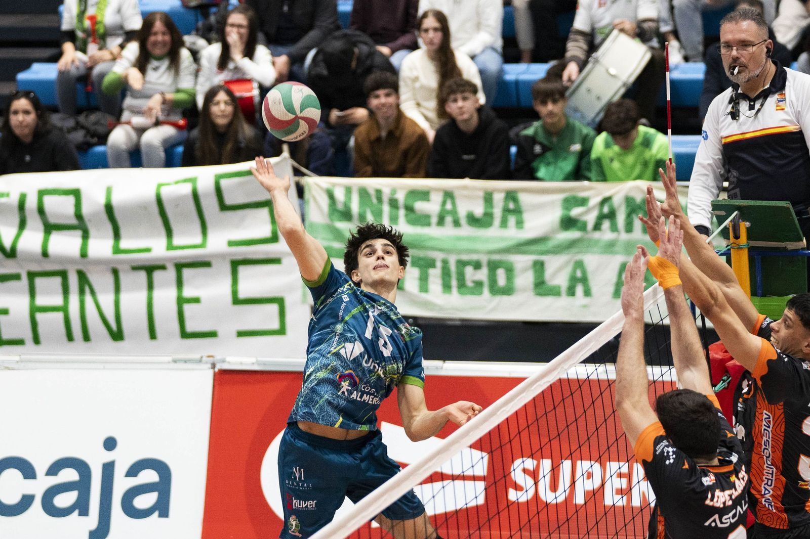 Las imágenes del partido entre Unicaja Costa de Almería y Pamesa Teruel de Superliga de voleibol