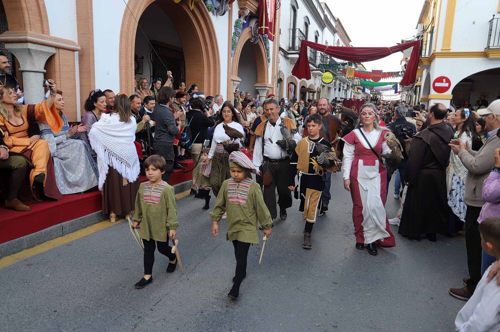 Imágenes del gran ambiente en la Feria Medieval de Palos de la Frontera, Huelva