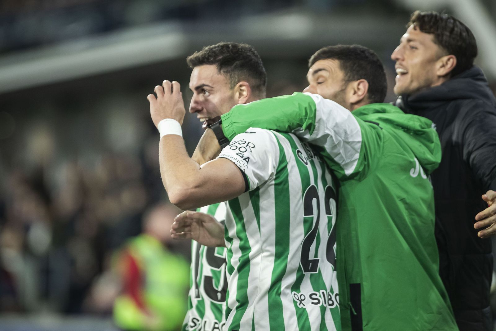 Carlos Isaac celebra su gol en El Alcoraz junto al preparador físico Pablo Gutiérrez y Carlos Marín.