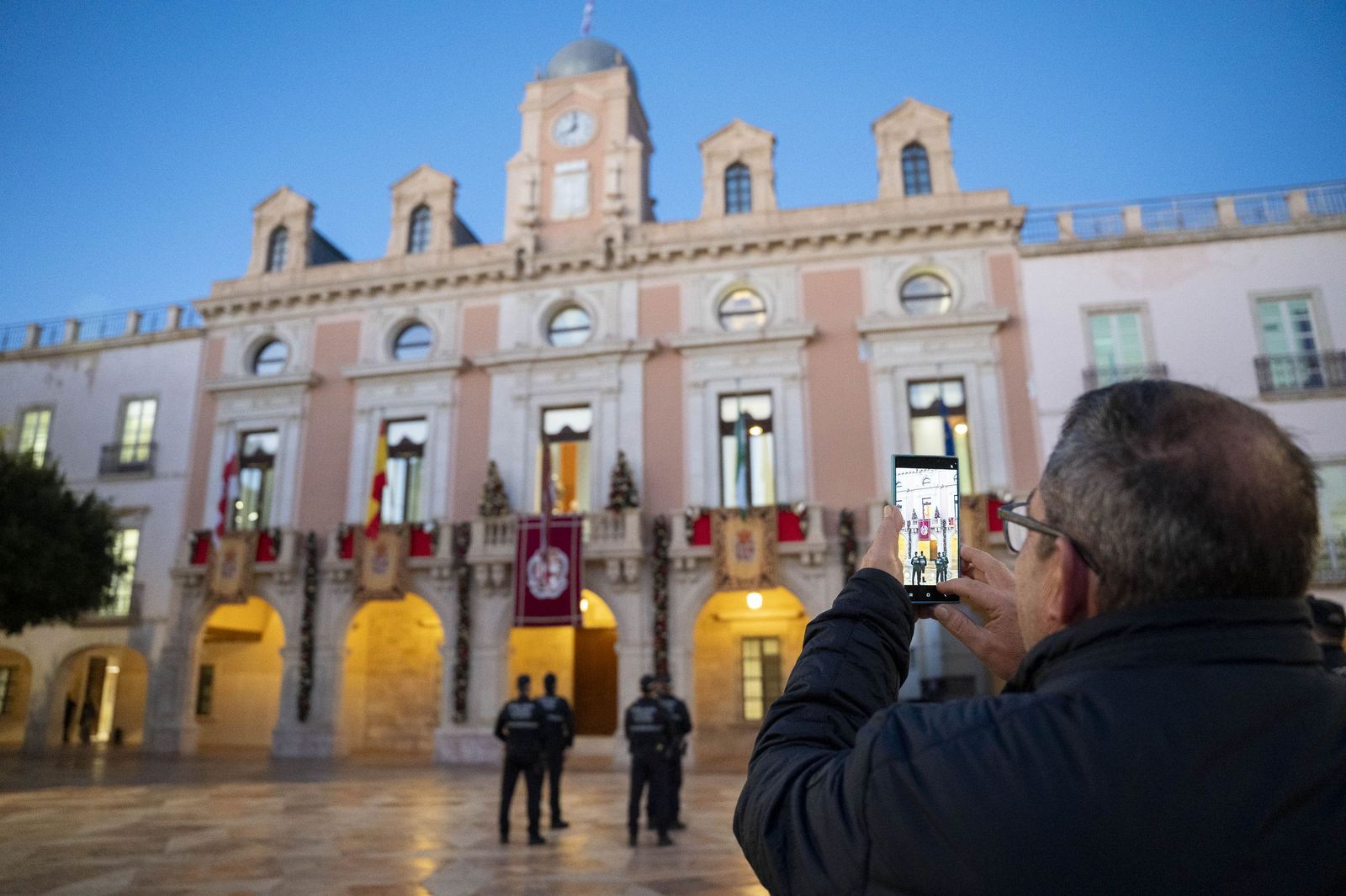 El Pendón vuelve a alzarse en Almería: memoria y ciudad bajo la luz de diciembre