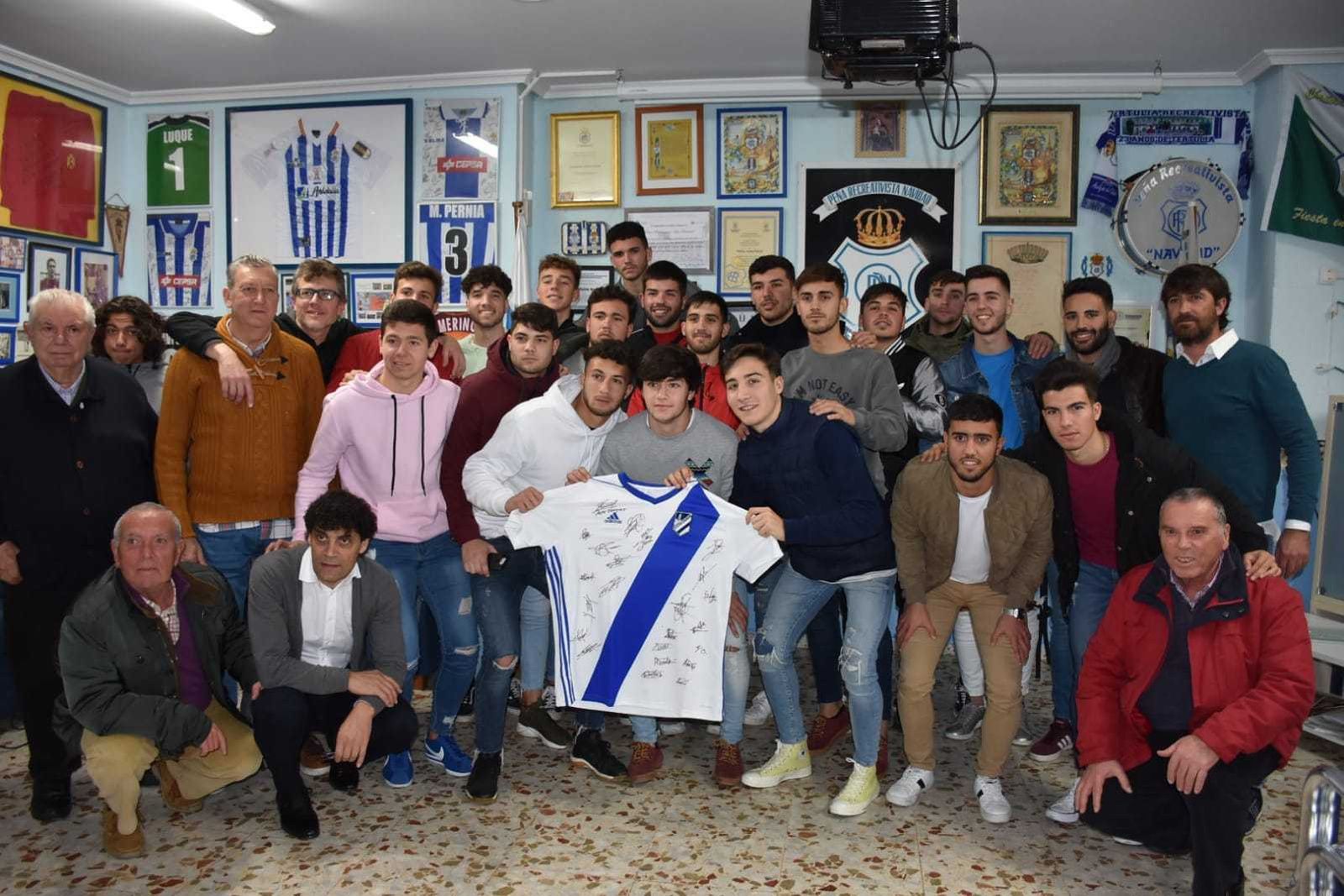 La plantilla del juvenil A del Decano posa con la camiseta regalada a la peña.
